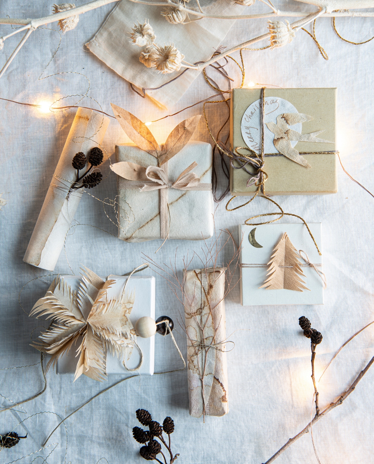 Gewassen wit linnen tafelkleed € 49,99 (). Groente- en fruitzakje bio-katoen € 1,50 (). vtwonen special Kerst Couture 12-2022 | styling: Janneke Peters | fotografie Louis Lemaire
