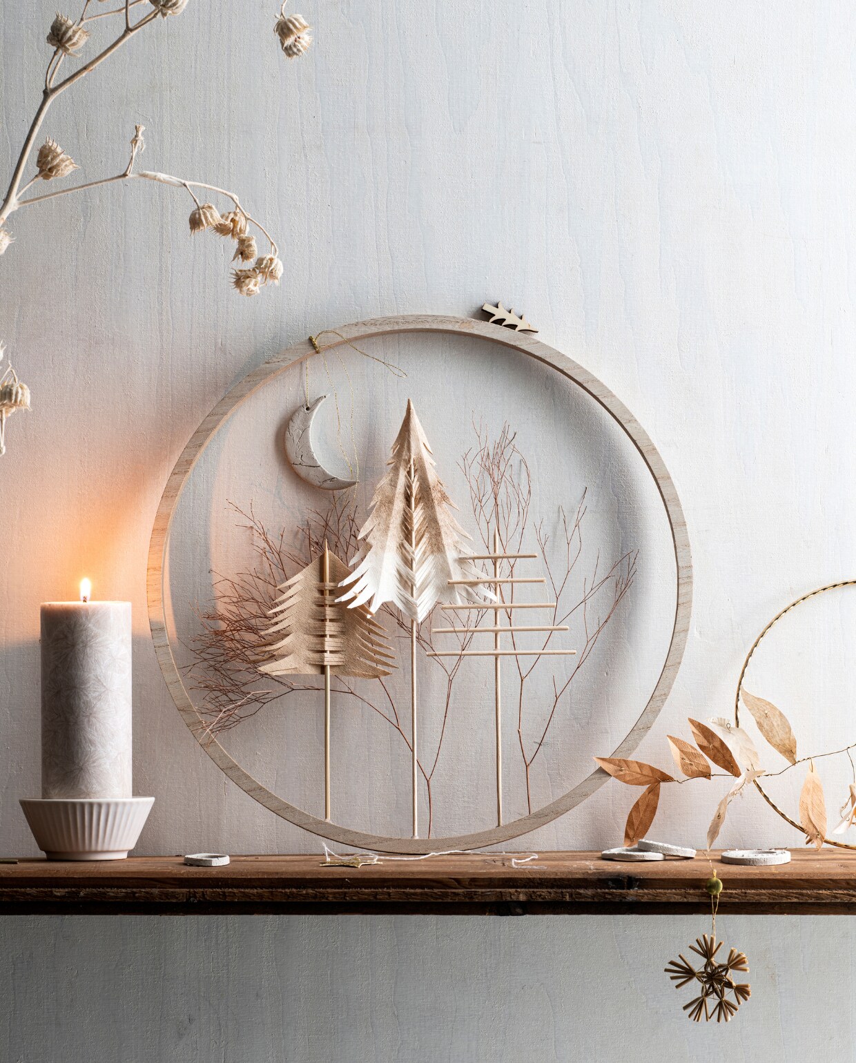 Goudkleurige metalen decoratiering € 1,38 (). Overig privébezit. vtwonen special Kerst Couture 12-2022 | styling: Janneke Peters | fotografie Louis Lemaire