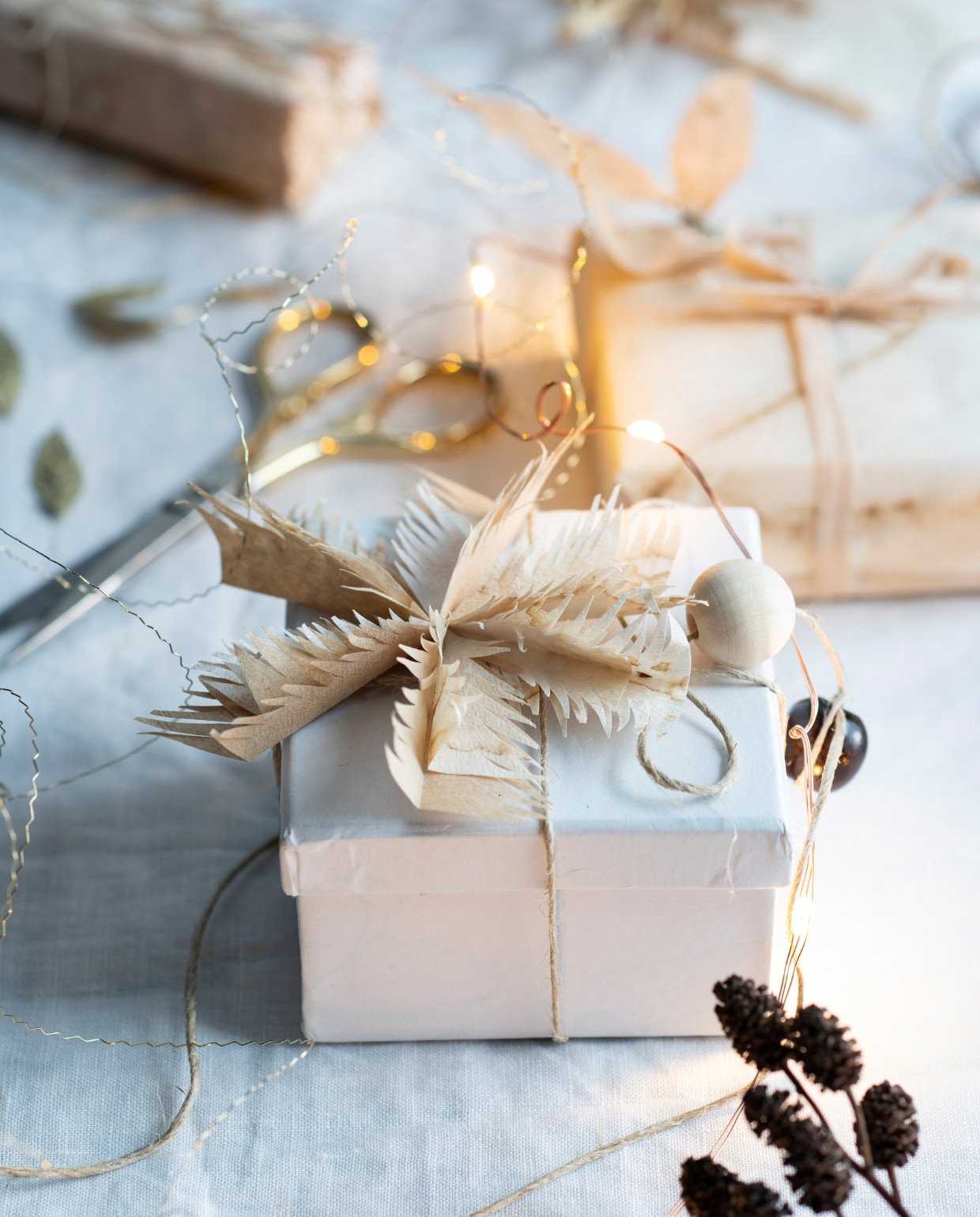 Gewassen wit linnen tafelkleed € 49,99 (). Groente- en fruitzakje bio-katoen € 1,50 (). vtwonen special Kerst Couture 12-2022 | styling: Janneke Peters | fotografie Louis Lemaire