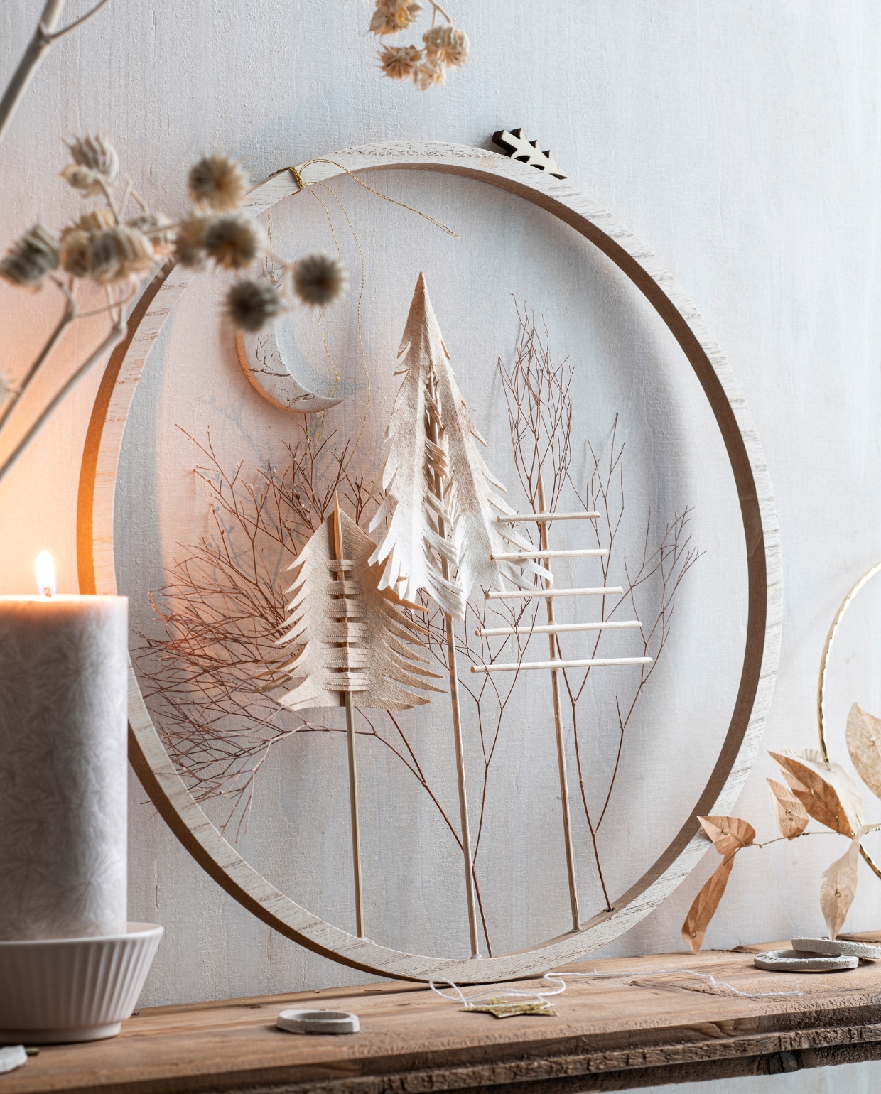 Goudkleurige metalen decoratiering € 1,38 (). Overig privébezit. vtwonen special Kerst Couture 12-2022 | styling: Janneke Peters | fotografie Louis Lemaire