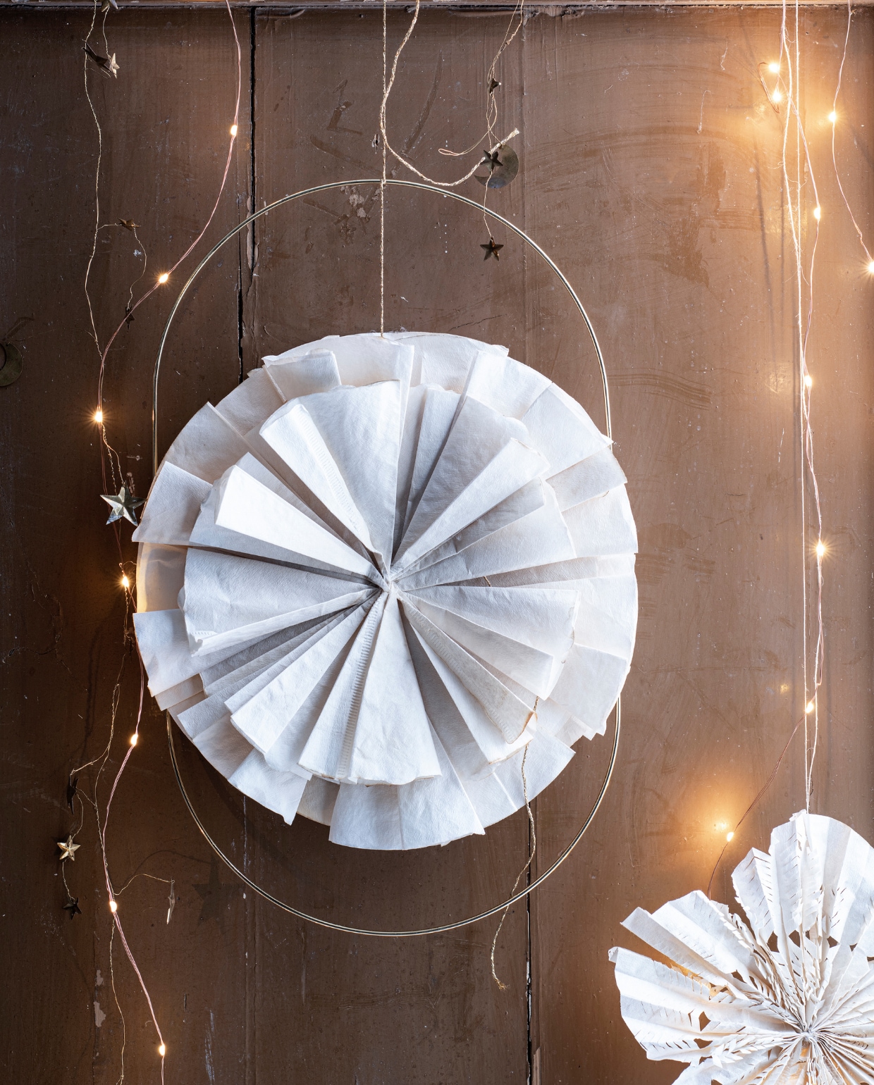 Ongebleekt katoen Bomull, per 1,5 m € 1,99. Goudkleurig metallic borduurgaren DMC Mouliné, per stuk € 1,79. Overig privébezit. vtwonen special Kerst Couture 12-2022 | styling: Janneke Peters | fotografie Louis Lemaire