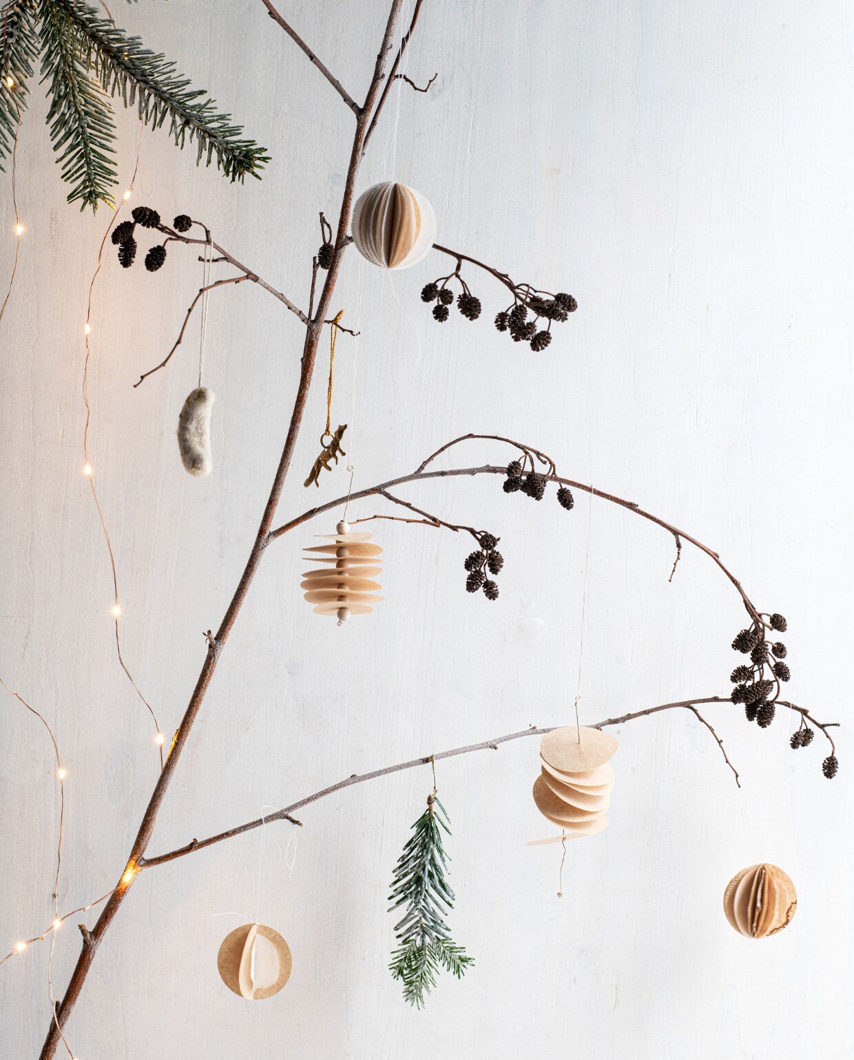 Koperdraad lichtsnoer € 4,50. Overig privébezit. vtwonen special Kerst Couture | styling Janneke Peters | fotografie Louis Lemaire