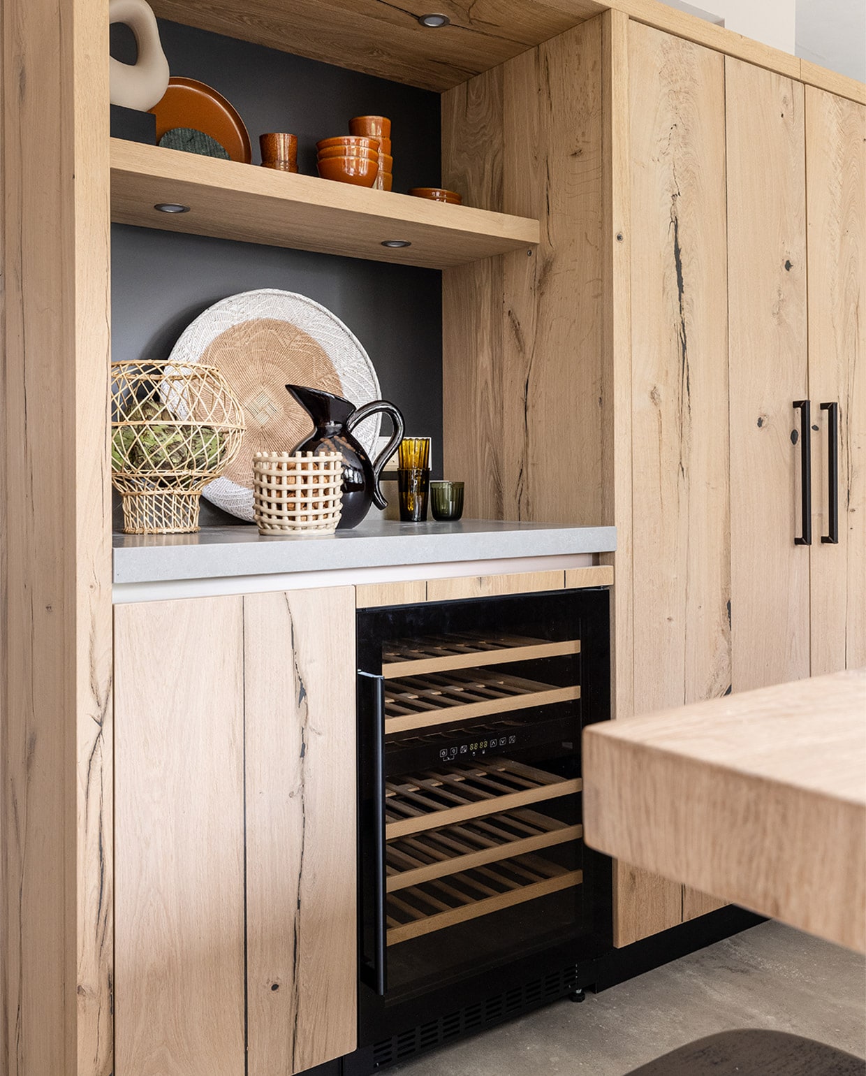 Keuken prijs op aanvraag (info@bminterieur­makers.nl). Wijnkoeling Bosch JA | vtwonen weer verliefd op je huis | seizoen 15, aflevering 7 | styling Liza Wassenaar | fotografie Sonja Velda