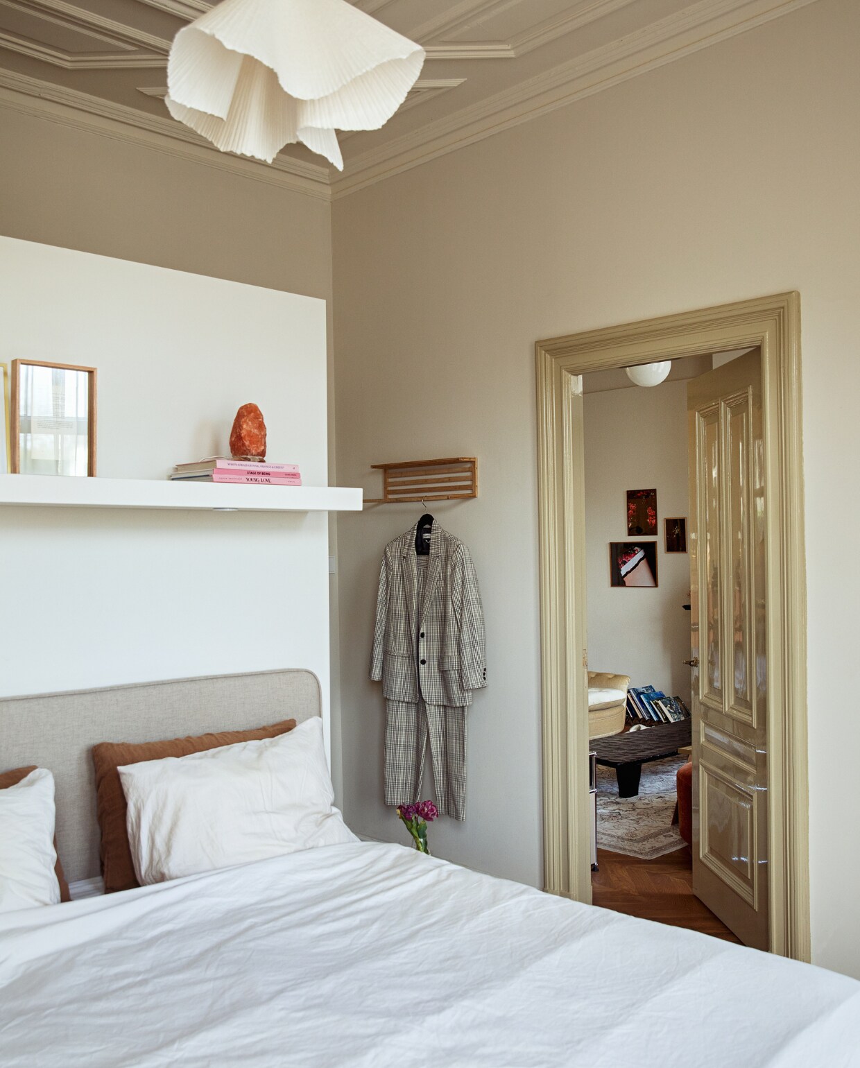 Hanglamp Zara Home. Verfkleur plafond Ral 9010, wanden Ral 9001, houtwerk S2U Allure Gloss gemengd bij Sigma. Bed Swiss Sense. Beddengoed Kepri Cotton. Overig onbekend. vtwonen 08-2022 | styling Ilona Jongepier | fotografie Dana van Leeuwen