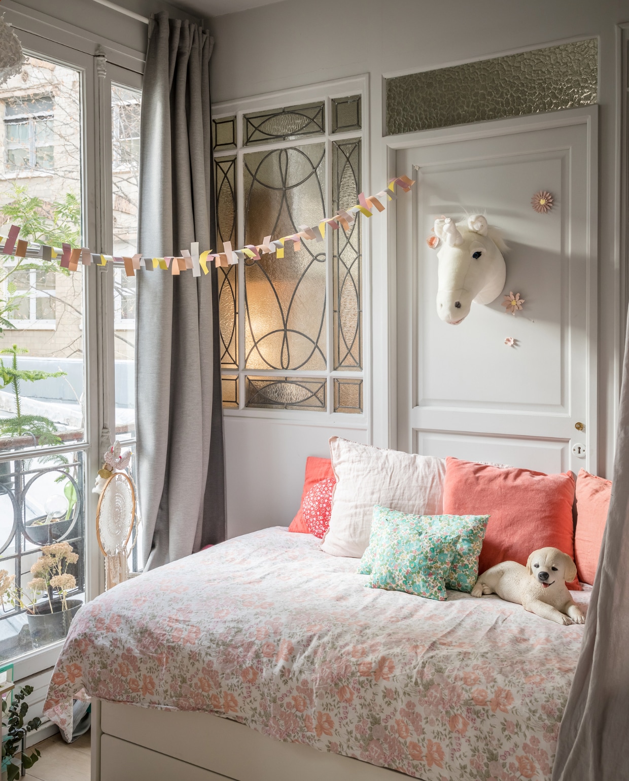 Bed Ikea, beddengoed Emmaüs. Eenhoorn, papieren slinger en knuffelhond Le Petit Souk. Overig onbekend. vtwonen 13-2022 | productie Marie Maud Levron Creations | styling Marie Maud Levron | fotografie Cecile Perrinet-Lhermitte | tekst Anne Catherine Scoffoni | tekstbewerking Monique Butter