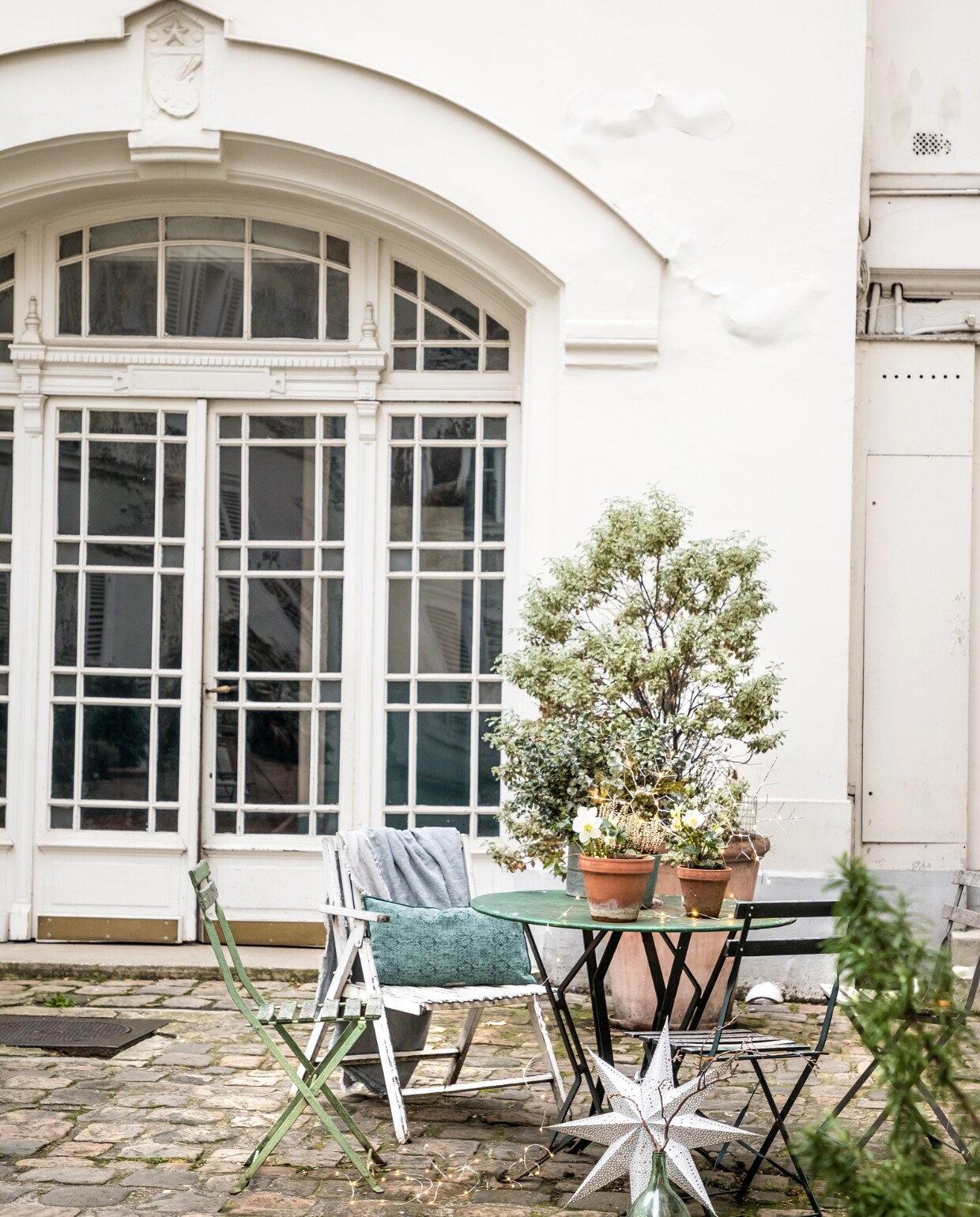 Kussen en plaid Maison de Vacances. Soortgelijke bistroset Xenos, soortgelijke kerstster Nordic Nest. Overig onbekend. vtwonen 13-2022 | productie Marie Maud Levron Creations | styling Marie Maud Levron | fotografie Cecile Perrinet-Lhermitte | tekst Anne Catherine Scoffoni | tekstbewerking Monique Butter