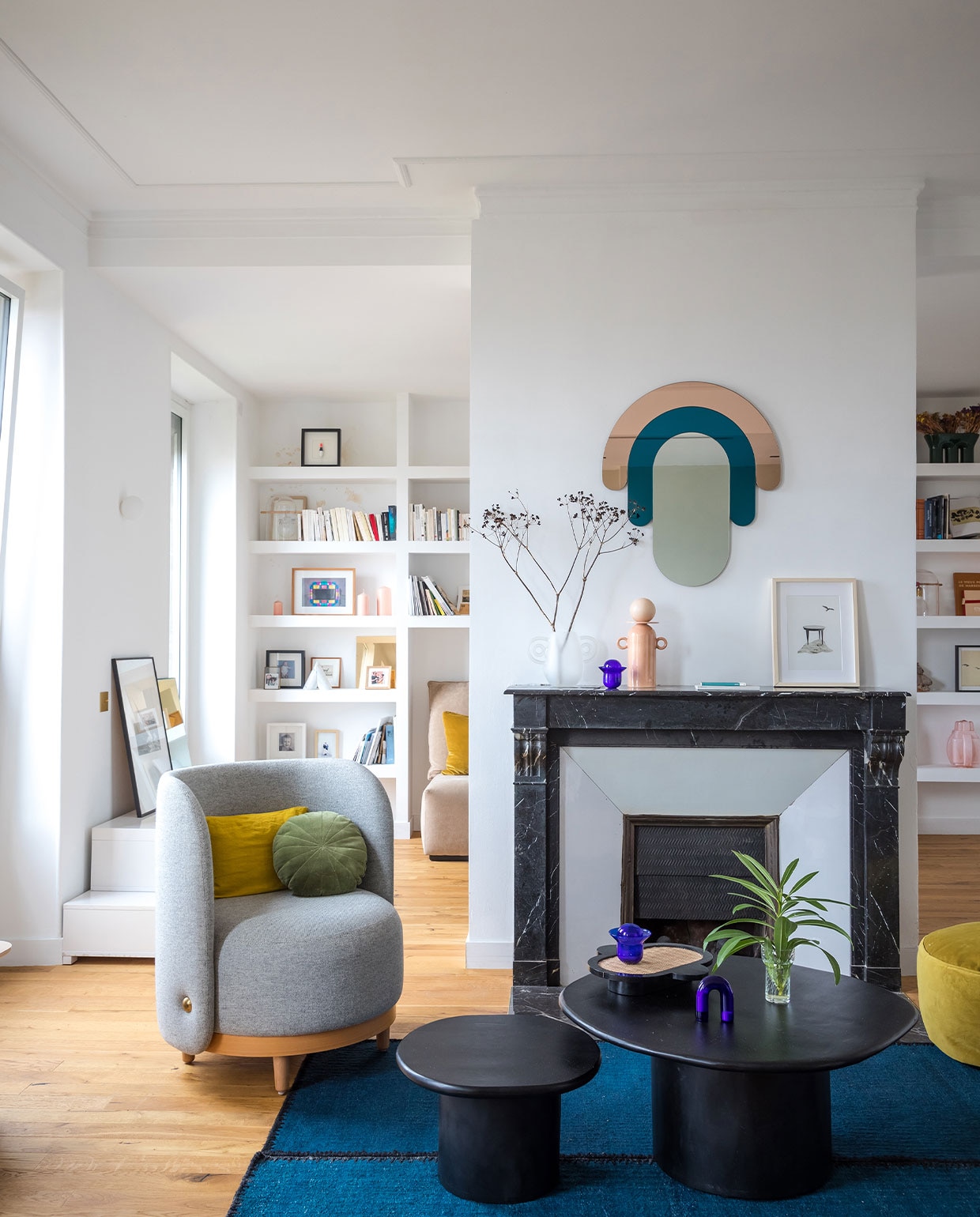 Fauteuil Orecchino van Margaux Keller voor Soca. Koffietafels van Ampm van La Redoute. Kussens Maison de Vacances, Elitis, poef Made. Spiegel Garibabou, accessoires op schouw en tafel Margaux Keller. Overig onbekend. vtwonen 01-2022 | Productie en tekst AC Scoffoni | Styling Marie-Maud Levron | Fotografie Cécile Perrinet-Lhermitte