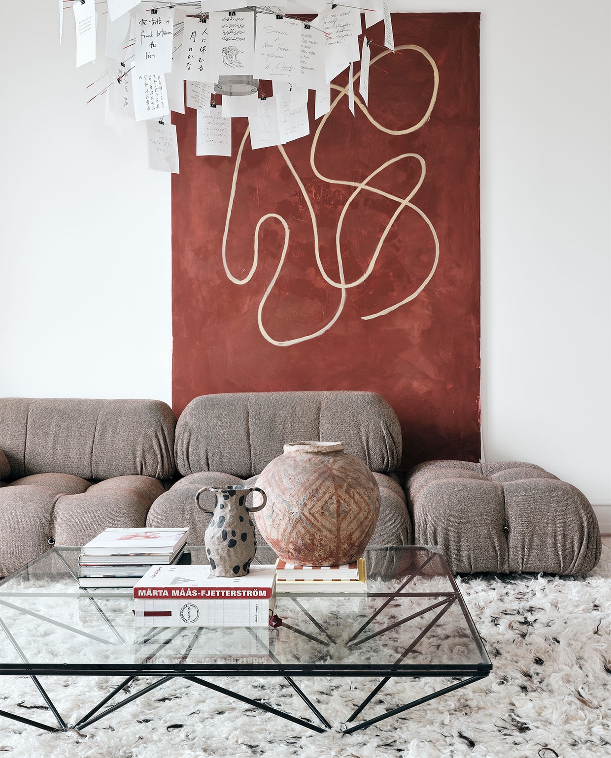 Vintage Camaleonda sofa van Mario Bellini B&amp;B Italia, kleed Cappelen Dimyr, vintage Alanda tafel B&amp;B Italia, zwart-witte vaas Emelie Thornadtsson, ronde vaas Beau Marché, kunstwerk Jacob Holst, lamp Ingo Maurer. NEE | vtwonen binnenkijken special 2021 | productie Living Inside | fotografie Christoffer Regild
