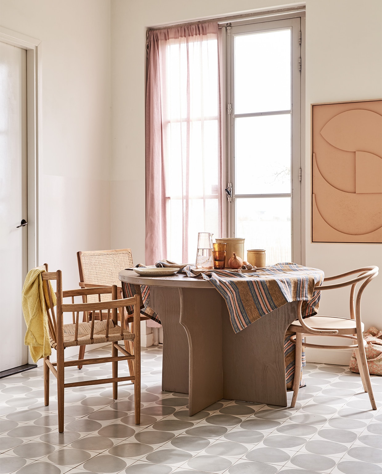 Goudkleurige tafel, 100×75 cm (Øxh) € 2212,50, kleine goudkleurige tafel, 61×76 cm (Øxh) € 525,- (polspotten.nl). Stoffen stoel met goudkleurige poot € 1250,- (mobilia.nl). Blauwe tafelloper € 43,-, roze linnen servet € 9,- (libecohomestores.eu). Glazen kruk € 1115,-, blauwe porseleinen borden per stuk € 43,71, pastelkleurige bekers € 32,75 (badenbaden.nl). Divers Wonki Ware servies met dessin in pastel en poedertint vanaf € 19,-, rechthoekige schaal € 14,- (couleurlocale.eu). Goudkleurig slabestek in bloemvorm € 12,99, goudkleurig bestek per couvert € 9,99, roze vaas met goudkleurige rand € 19,99, stolp met goudkleurige voet € 19,99, goudkleurig blad prijs op aanvraag (hm.com). Kop en schotel in wit met goud € 5,99, goudkleurig peper-en-zoutstel € 22,99 (zarahome.com). Goudkleurige siervorm € 36,-, servetring € 5,95 (loods5.nl). vtwonen 05-2021 | styling Marlies Does | fotografie Bart Brussee