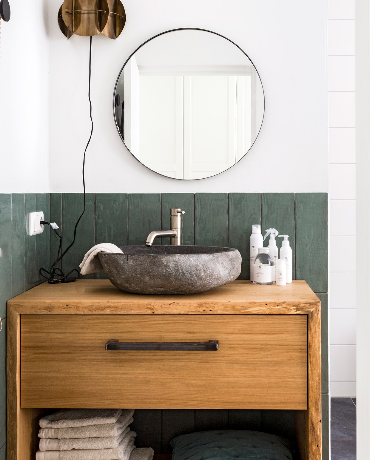 Wandtegels Mediterranea van vtwonen in kleur Army Green 134004, 13x40x1 cm per doos (19 stuks) € 59,75 (koltegels.nl). Spiegel MYME 60 € 99,-(bodilson.com). Wandlamp Corridor van Dutchbone € 66,- (vtwonen.nl). Handdoeken en gastendoekjes Soft Cotton vanaf € 6,95, handzeep, body mist en badschuim per stuk vanaf € 6,95 (walra.nl). Wastafel, waskom, kraan privébezit. vtwonen weer verliefd op je huis seizoen 9, aflevering 11 | styling Wendy Verhaegh | fotografie Barbara Kieboom