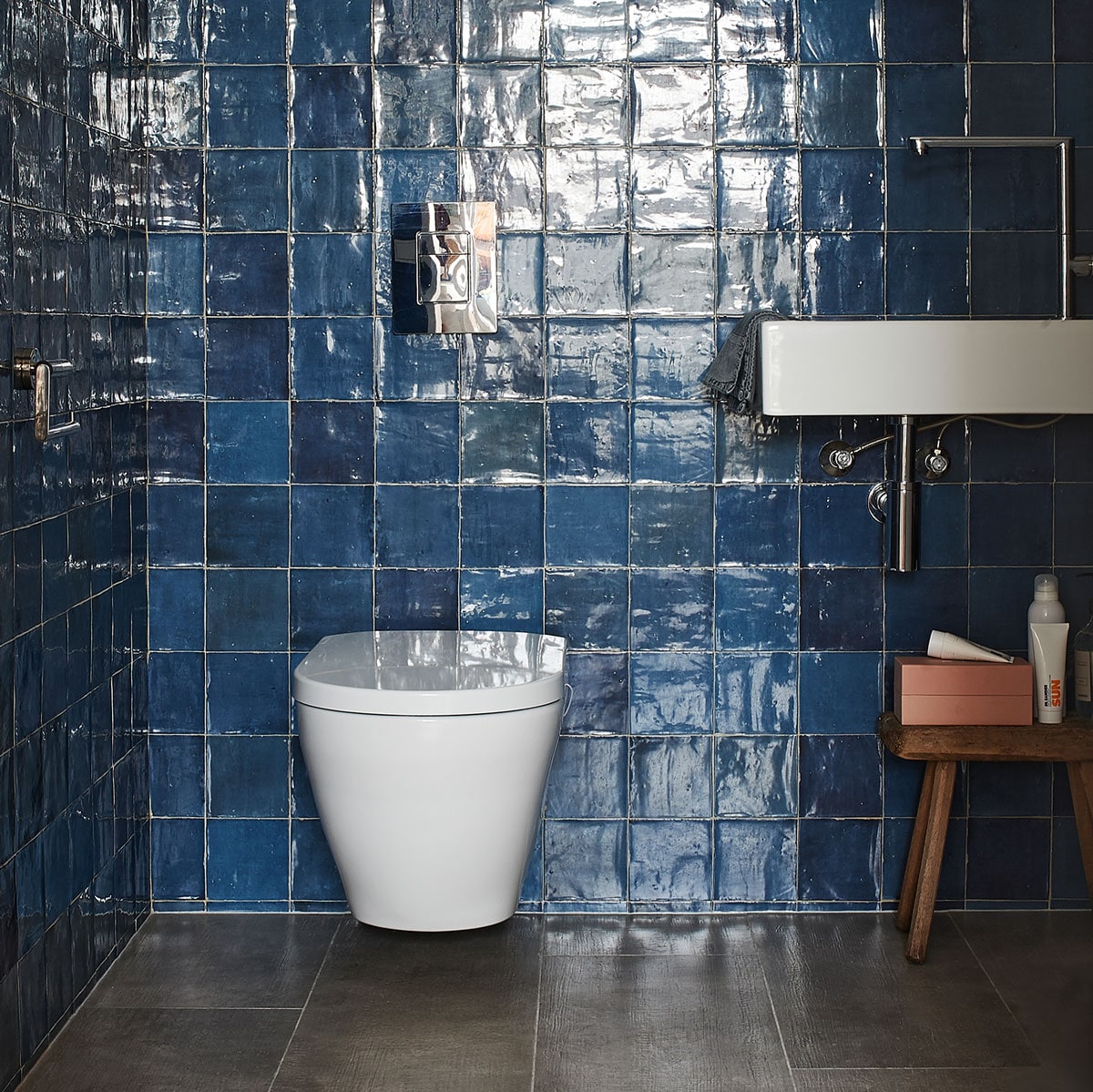 tegels vtwonen collectie, Craft Midnight Blue glossy, 12,5×12,5 cm, per m² € 79 vtwonen 10-2019 | styling Fietje Bruijn | fotografie Dennis Brandsma