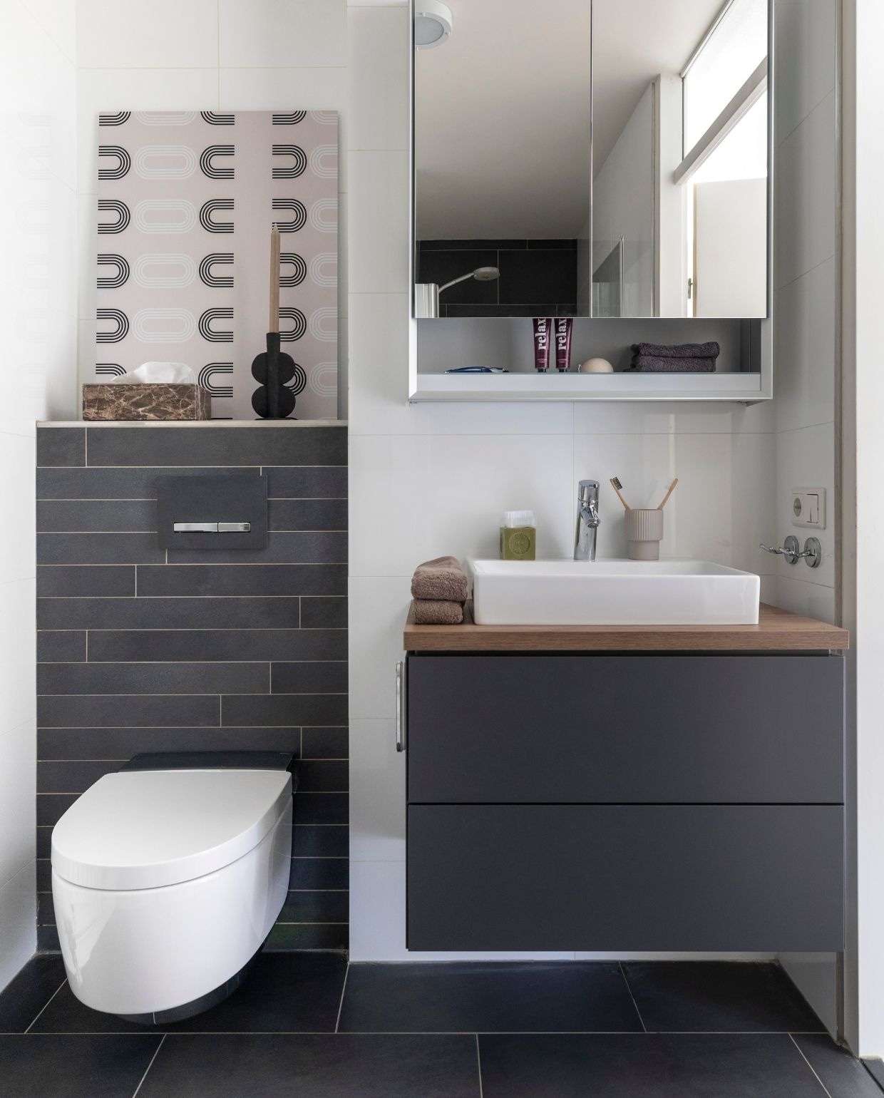 Toilet, badkamermeubel en spiegelkast Gerberit .Kunstwerk Japandi abstractie van Mad Dog Art Werk aan de Muur. Tissuehouder van Aquanova vtwonen. Kandelaar van pt vtwonen. Tandenborstelhouder van Marc O’Polo vtwonen. Handdoek van Södahl vtwonen. Overig Hema Weer verliefd op je huis seizoen 16 aflevering 7 | styling Marianne Luning | fotografie Margriet Hoekstra