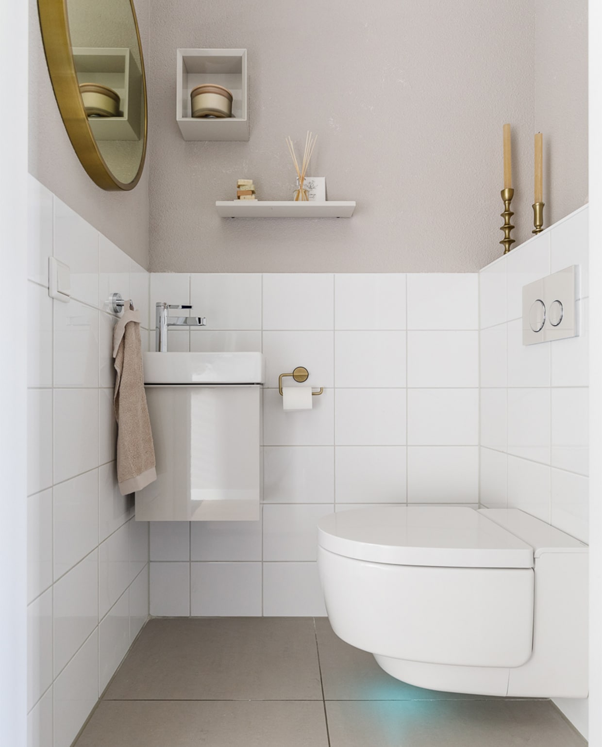Verf muren Urban Taupe Flexa. Fontein en onderkast voor fontein iCon Geberit. Douchewc AquaClean Mera Comfort Geberit. Bedieningsplaat Sigma21 Geberit Planchet iCon Geberit. Wandbox iCon Geberit. Gouden spiegel van Zuiver vtwonen. Gouden toiletrolhouder Tiger Tune vtwonen. Overig privébezit JA | vtwonen weer verliefd op je huis | seizoen 17, aflevering 6 | styling Marianne Luning | fotografie Margriet Hoekstra