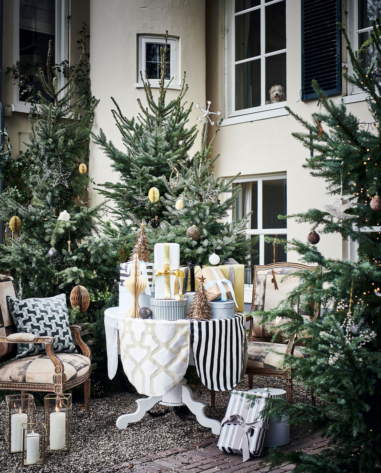 Tafel, p.o.a. (com-anders.nl). Zwart-wit stof van Christian Lacroix, per meter € 122,-, gebroken witte stof met dessin Nobli-lis Negresco, per meter € 227,-, grijze stof, p.o.a. (wva.nl). Fauteuil, per stuk € 1195,- (pietjonker.nl). Ronde dozen vanaf € 5,58 (sostrenegrene.com). Inpakpapier € 3,99, windlichten vanaf € 17,99, stompkaarsen vanaf € 4,99 (hm.com). Handgemaakte gerecyclede kerstballen vanaf € 6,95, piek € 12,50, goudkleurige kerstboom, per stuk € 42,50 (weldaad.com). Kerstverlichting € 22,99 (tcdebosrand.nl). Kussen € 200,- (allestedlund.com). Papieren ei, maat XL € 12,- (bungalow.dk). Lint privébezit. Kerstboom (janvanvulpenboomkwekerij.nl). vtwonen 12-2021 | styling Liza Wassenaar | fotografie Sjoerd Eickmans | assistentie Kula van den Broek, Sanne Ketelaar | bloemstyling Judith Slagter
