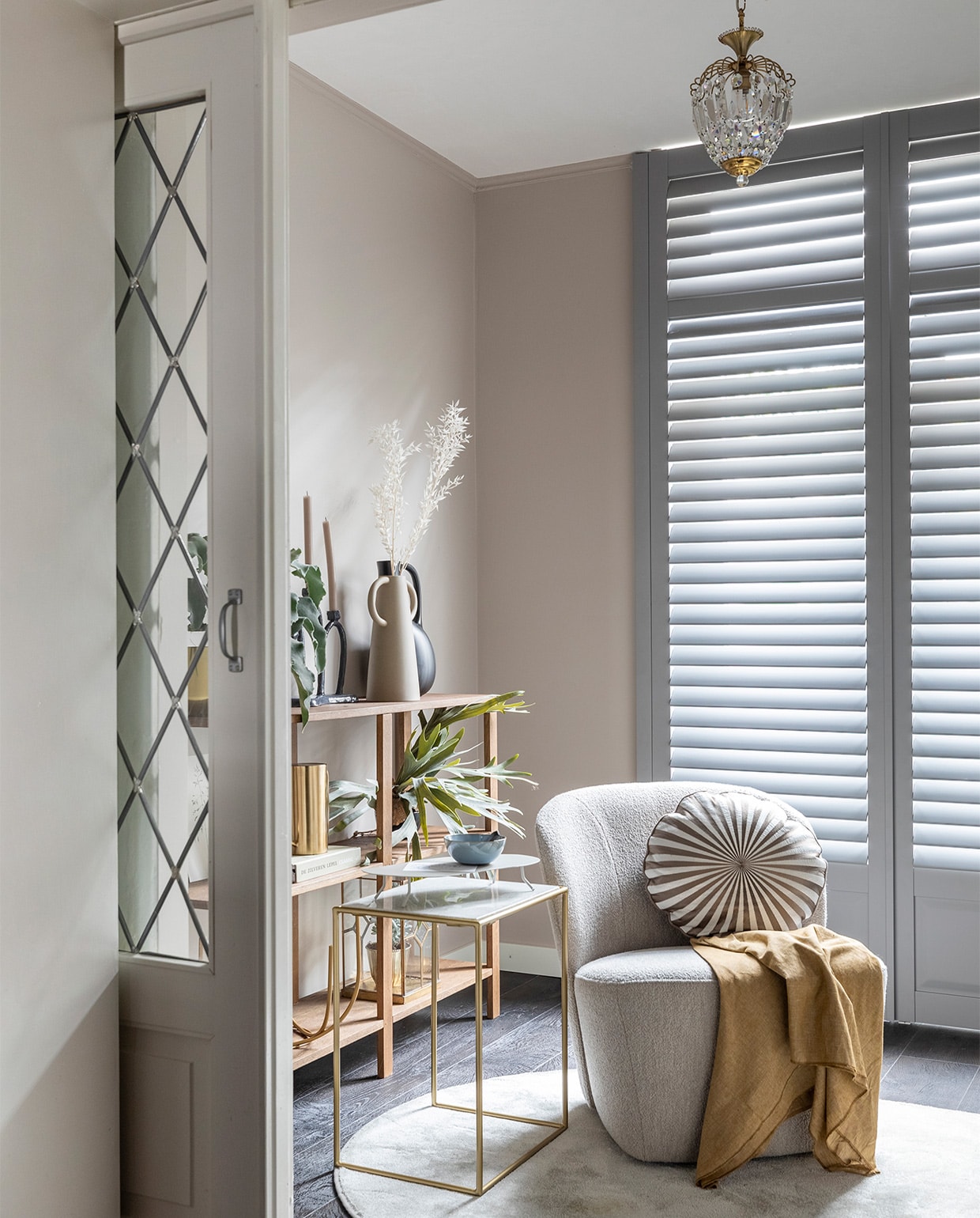 Flexa Easycare Muren muurverf Urban Taupe (flexa.nl). Shutters in de kleur Signal Grey, prijs op aanvraag (jasnoshutters.nl). Pvc-vloer Country Oak 54991 van Moduleo, prijs op aanvraag (woninginrichting-aanhuis.nl). Fauteuil van vtwonen € 279,-, zwarte kan € 65,- (eijerkamp.nl). Sprei € 335, kussen € 95,- (bungalow.dk). Zwarte kandelaar van designer De Ling, prijs op aanvraag (instagram.com/junoonbyjanicejill/). Bijzettafel, set van 2 € 457,58, gieter € 56,- (nordal.eu). Grijs plateau op de bijzettafel € 109,99 (kwilleminhuis.nl). Kunstwerken artprint flora, prijs op aanvraag (maartjevandennoort.nl). Lepel van vtwonen, set van 2 € 12,55, kom van Serax, 12-delige set € 199,- (vtwonen.nl). DIY wandkast van vtwonen (vtwonen.nl/diy). Gouden plantenpot € 14,99, plantenpot in stolp € 4,99 (hm.com). Kunstplant prijs op aanvraag (silk-ka.com). Plant, droogtakken, prijs op aanvraag (plantje.nl). Overig privébezit. vtwonen weer verliefd op je huis | seizoen 15, aflevering 12 | styling Liza Wassenaar | fotografie Margriet Hoekstra
