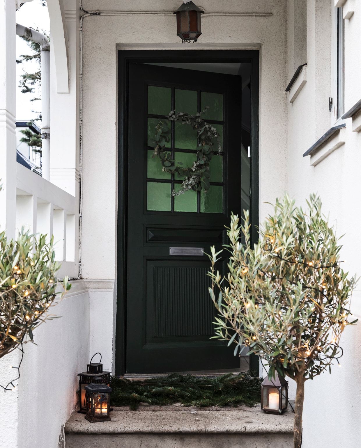 Kerstdecoratie voordeur vtwonen 12-2021 | productie LivingInside | styling Rikke Graff Juel | fotografie Christina Kayser O | tekst Christina B. Kjeldsen | tekstbewerking Jack Meijers