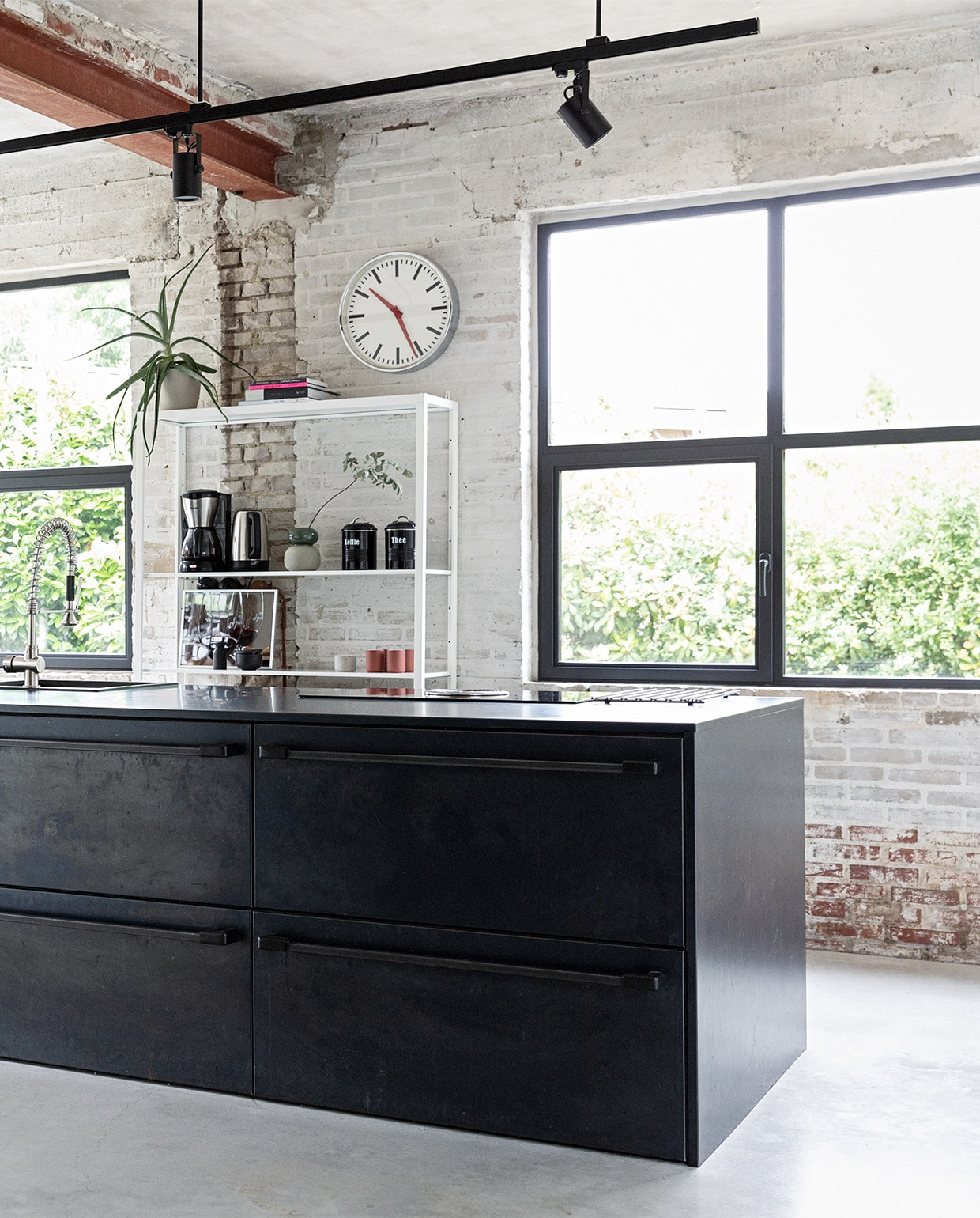 Kozijnen aluminium steellook profiel 50 mm Aliplast. Keukenblok eigen ontwerp, maatwerk, afgewerkt met geglazuurde tegels Praxis. Houten wand Okoume platen Bouwcentrum Driessen. Houten schappen koffiebar resthout meubelfabriek, deels geverfd in kleur Geordend van Histor. vtwonen 01-2022 | styling Ilona Jongepier  | fotografie Dana van Leeuwen