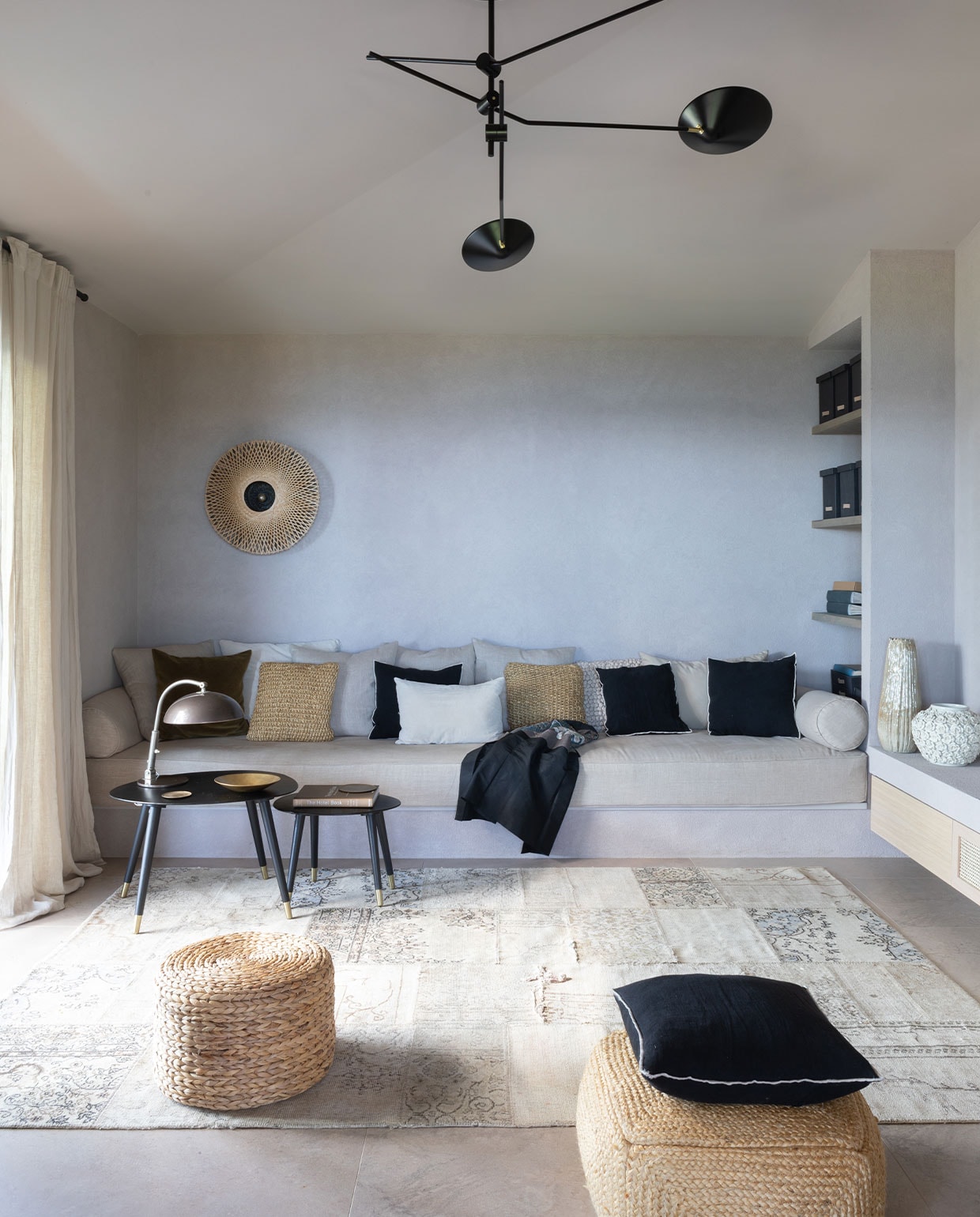 De televisiekamer. Betonnen, gestuukte bank, open kast en zwevende ladekast ontworpen door Hanne Poli. Matraskussen Dettagli Arredamenti. Plafondlamp Neron Westwing. Wandlamp Kalimantan van It’s about Romi. Leeslamp Hala vintage. Antiek vloerkleed Tisca. Overig onbekend. NEE | vtwonen 7-2022 | Productie Living Inside | Fotografie Monica Spezia | Tekst Monique van der Pauw