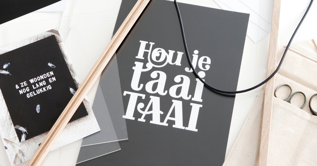 Je favoriete spreuk krijgt een ereplek. Poster uit het posterboek. Lijst € 19,95 (&amp;klevering). Insteekzak € 21,95 (Petit Depot). Overig privébezit. vtwonen 10-2017 | styling Liza Wassenaar | fotografie Jeltje Fotografie