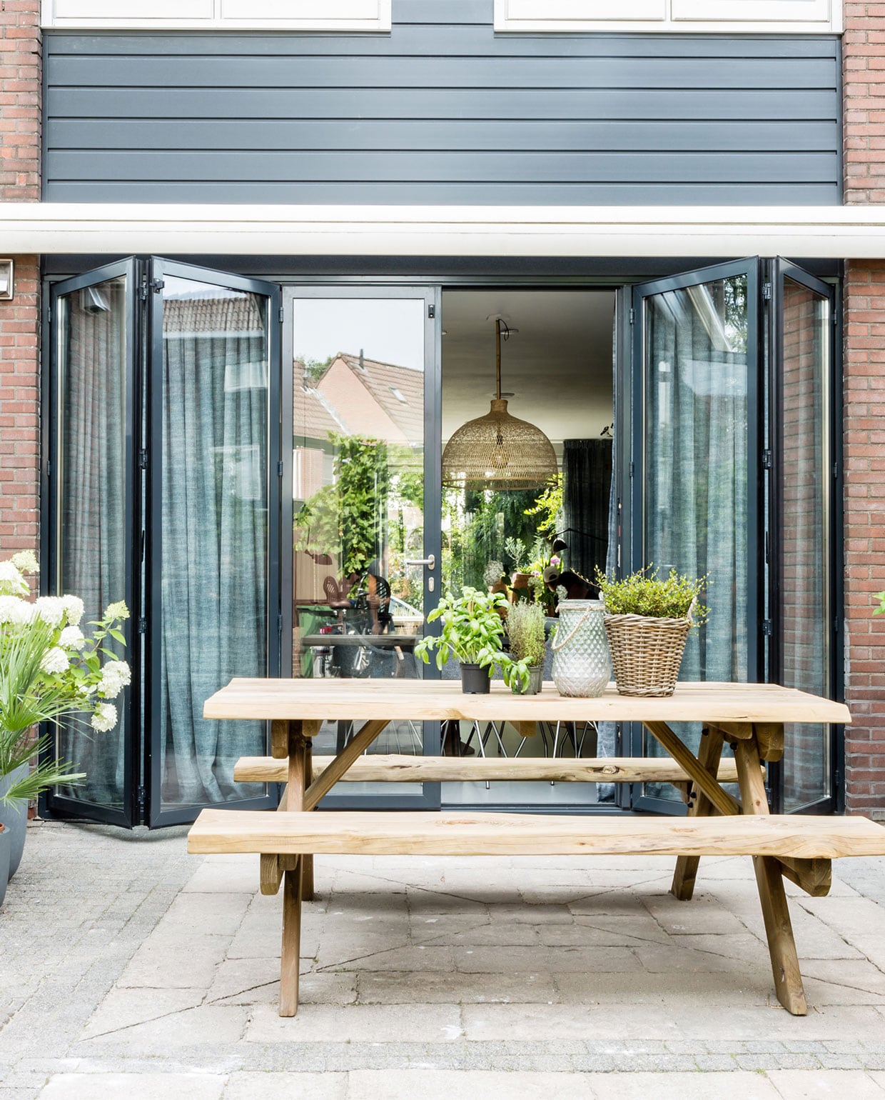 Schuifpui/harmonicadeur via Select Windows (selectwindows.nl). Tuintafel, potten en bloemen privébezit.