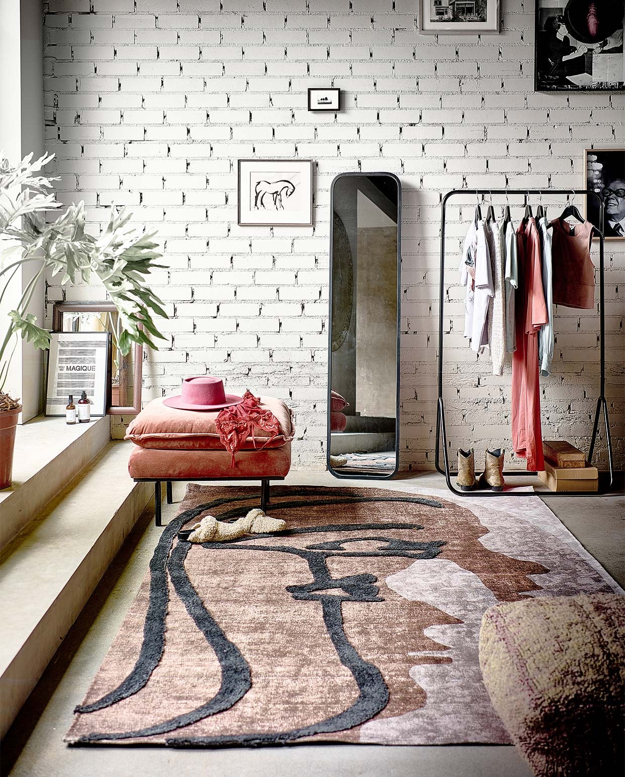 Vloerkleed Roden van Woood, van wol en polyester, 240×170 cm € 189,-, kledingrek Compactor € 29,99, spiegel Hub van Umbra € 175,10 (vtwonen.nl). Poef van Marokkaanse berber, 60x60x25 cm incl. vulling € 119,- (rozenkelim.nl). Poef Retro hocker in kleur Magnolia € 695,- (hkliving.nl). Teddystof sloffen € 29,99 (zara.com). Hoed van Old Habits Die Hard € 199,95, bodylotion van Sprekenhus € 30,-, bordeauxrode kanten body Marilyn € 79,-, beha Love Stories € 45,-, overige kleding vanaf € 59,95 (studione9en.nl). Cowboylaarzen Jola van Closed € 350,-(orangebag.nl). Artwork Je t’aime Magique in zwarte lijst, A3 € 75,-(hotelmagique.com). Overig privébezit. vtwonen 04-2022 | styling Marlies Does | fotografie Sjoerd Eickmans