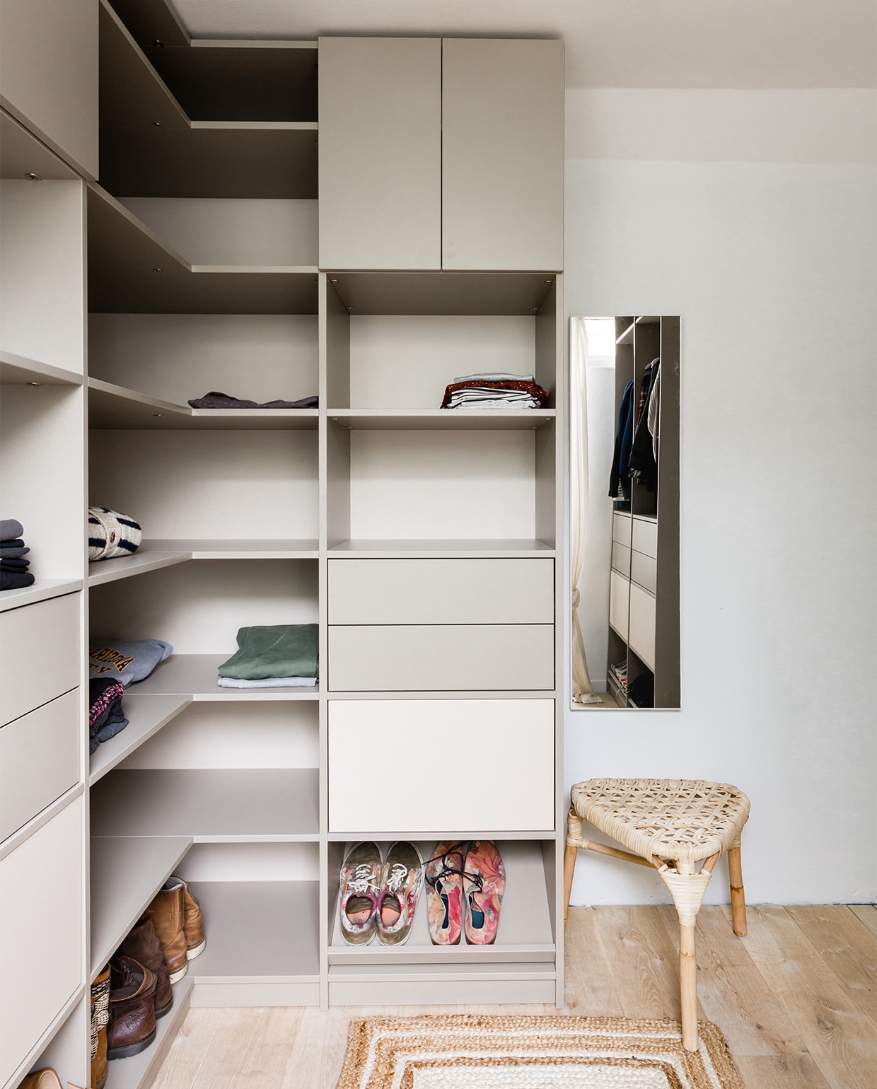Op maat gemaakte kast in kleuren Zandbeige U156-9 en Natural Grey U115, prijs op aanvraag (woninginrichting-aanhuis.nl). Plafondspot Nymåne € 39,95, rotan kruk Tänkvärd € 39,95 (ikea.nl). Vloerkleed loper jute natural € 99,45 (rocaflor.nl). Gordijnen Gathered Natural, per stuk € 49,- (lidor.nl). Spiegel € 9,99 (xenos.nl). Rek voor surfplanken zelfgemaakt. Surfplanken, kleding, gordijnroedes privébezit. vtwonen weer verliefd op je huis seizoen 11 aflevering 4 | styling Eva van de Ven