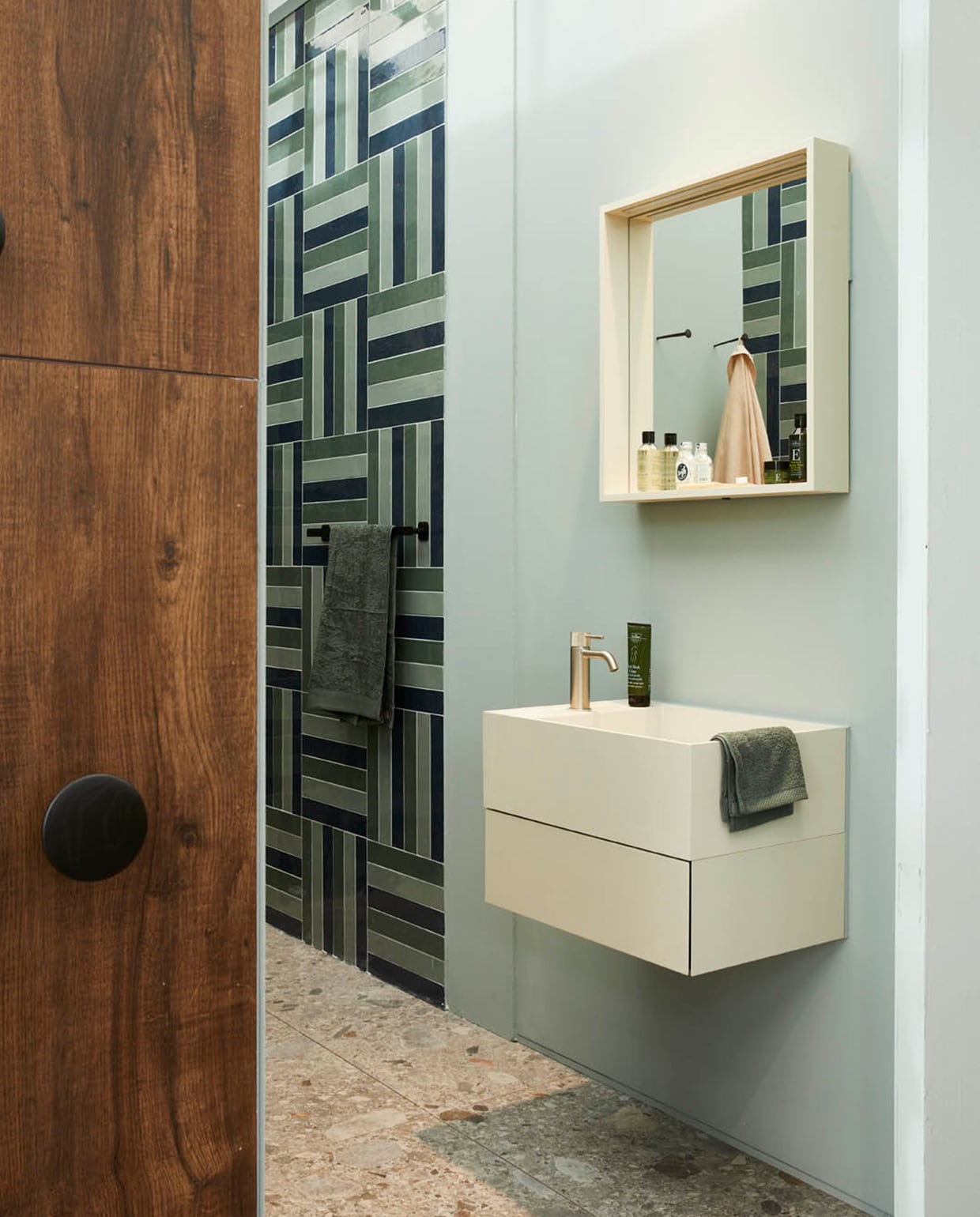 Wandtegel Marrakesh in kleuren Ocean Blue glans, Sea Green glans en Army Green glans, 6,5×40 cm per m² € 74 vtwonenVloertegel Composite Multicolor, 120×120 cm per m² € 99,95 vtwonenLaminaat XL (op de voorwand), per m² € 30,99, vtwonenWastafel Wide in kleur zand vanaf € 550 vtwonenSpiegel Gorgeous in kleur zand, vanaf € 360 vtwonenWastafelmengkraan geborsteld chroom Plieger Roma € 316 PliegerOnderkast Tidy in kleur zand, 1 lade push to open systeem, vanaf € 802 vtwonenDouchesysteem Plieger Roma van geborsteld chroom € 1779 PliegerGroene katoenen handdoekenset Seahorse Ridge, € 84,99 set van 7, vtwonen by fonQHanddoekrek zwart rvs Tiger, € 47,95, vtwonen by fonQAmber geel porseleinen kruk Fine Asian Living, € 132,-, vtwonen by fonQZwarte houten wandhaken The Dots Muuto, € 115,- set van 5, vtwonen by fonQSpiegel Gorgeous met led-verlichting vanaf € 360 vtwonen collectie vt wonen&amp;design beurs 2022 | styling Fietje Bruijn | beeld Timo Sorben