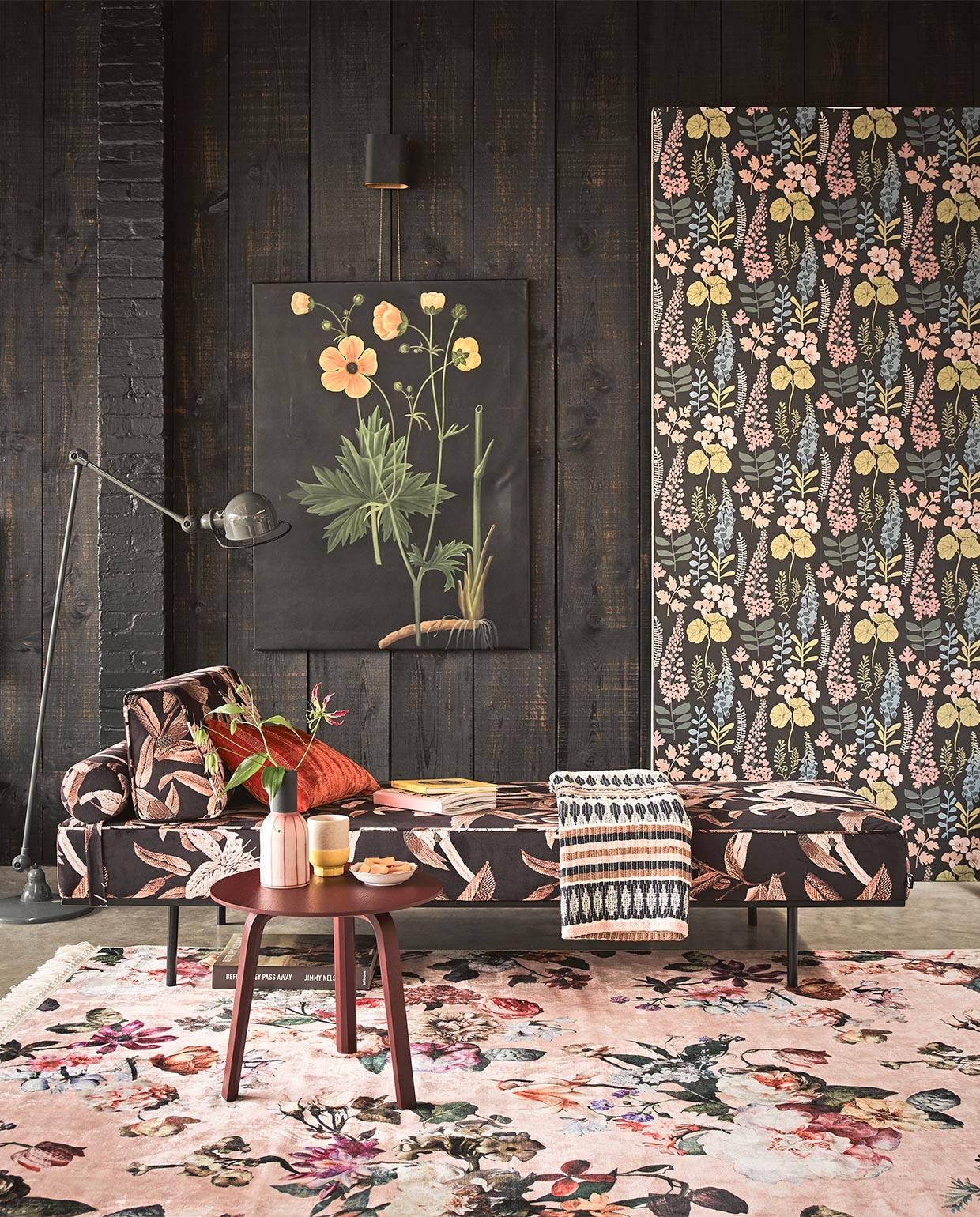 Behang Vivid met bloemenprint € 54,95 (Eijffinger). Velours daybed € 1195,-, veelkleurige plaid € 99,- (HK Living). Vloerkleed met bloemenprint, 180×120 cm € 99,95 (Essenza Home). Steenrood tafeltje € 199,- (Hay). Schilderij bloem € 250,- (Pols Potten). Staande lamp Jieldé € 420,- (Fens Decor). Oranje kussen Amelie Poppy William Yeoward € 159,- (Wilhelmine van Aerssen). Vaas met roze streep € 57,95 (Loods 5). Beker met gele voet, per 2 € 24,95 (Return to Sender). JA | vtwonen 07-2018 | styling Fietje Bruijn | fotografie Alexander van Berge