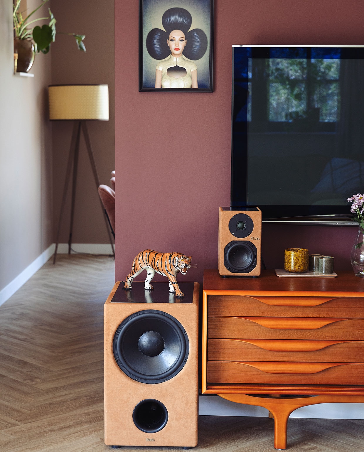 Print Werk aan de Muur. Vloerlamp HKliving. Speakers Bach Loudspeakers. Televisiemeubel Furnified. Tijger Vintage Friends. Aardewerken kaarsen HKliving en Karwei. vtwonen 10-2021 | styling Ilona Jongepier | fotografie Dana van Leeuwen