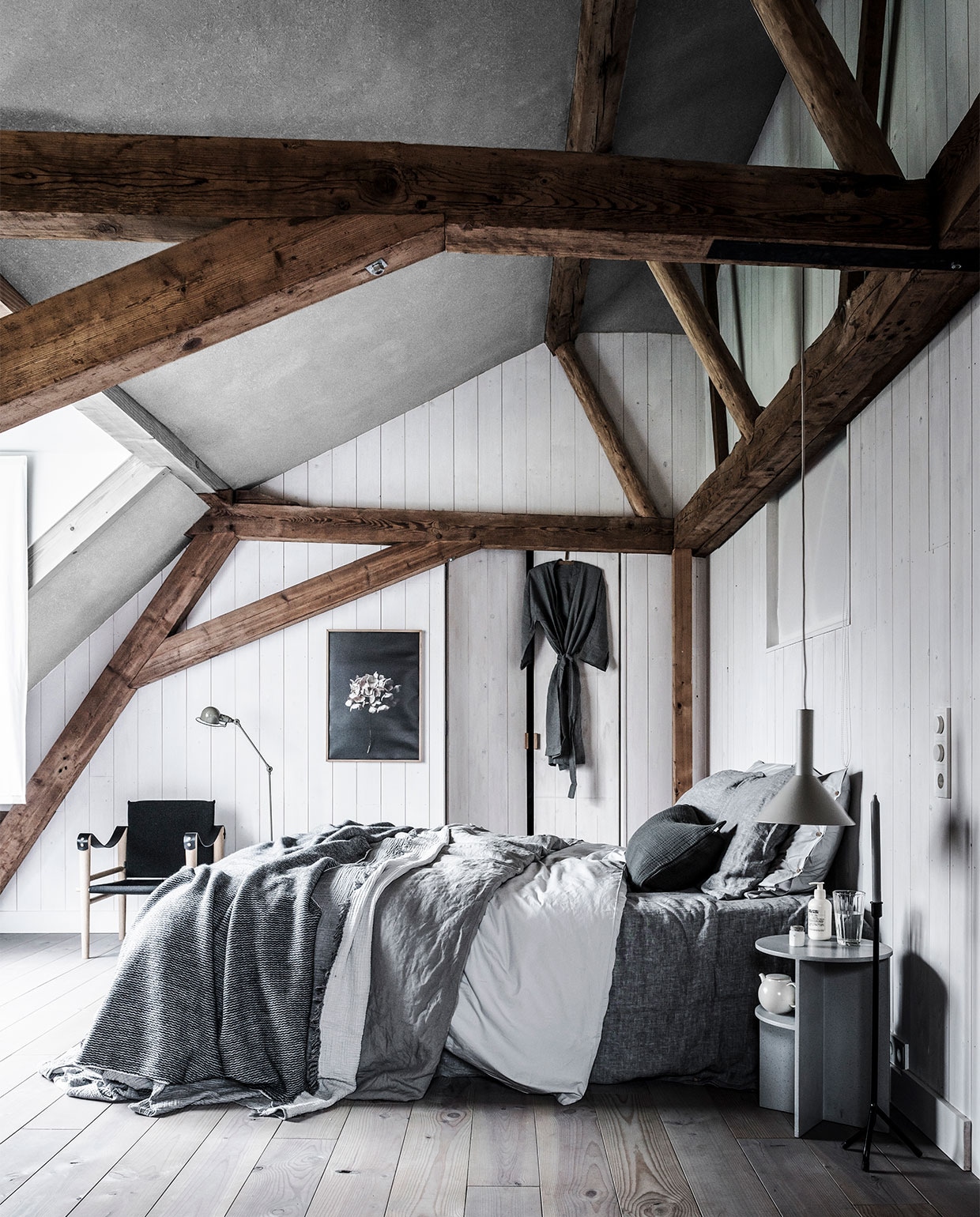 Linnen laken kleur Charcoal vanaf € 119,-, linnen kussen-slopen kleur Charcoal, per stuk vanaf € 30,- (By Mölle). Dekbedovertrek kleur Misty grey met bijpassende kussen-slopen met houten knoopjes, vanaf € 99,95 (Yumeko). Donkergrijs linnen dekbedovertrek kleur Mud, vanaf € 129,95, grijze plaid met lichtgrijze binnenkant en rafels € 99,95, grijs-witte wollen deken € 199,95 (House in Style). Donkergrijs kussen € 46,- (Tine K Home). Waterglas € 8,-(Tine K Home). Composiet bijzettafel € 329,- (Loods 5 Design). Zwarte kandelaar € 49,99 (Mobilia). Grijze hanglamp met kap € 109,- en fitting € 94,- (vtwonen.nl). Handcrème van Le Labo € 29,- (Skins Cosmetics). Witte theepot € 54,- (Six and Sons). Jieldé lamp Signal kleur Khakii € 420,- (Van der Linden Elektrotechniek). Linnen ochtendjas € 39,99 (H&amp;M Home). Poster Hydrangea € 79,- eikenhouten lijst € 45,- (Paper Collective). Overig privébezit. vtwonen 03-2018 | styling Danielle Verheul | fotografie Sjoerd Eickmans