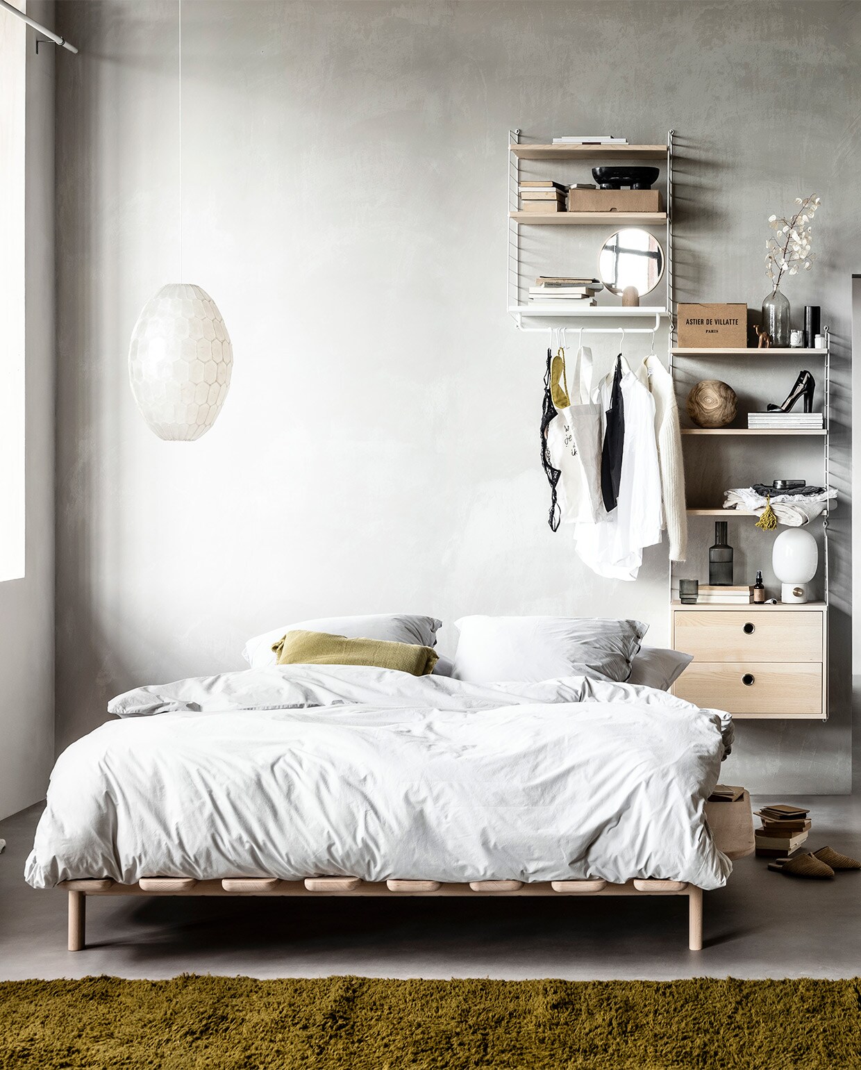 Muurverf kleur North, per liter € 30,- (bauwerkcolour.com). Wandsysteem met witte draadstalen panelen en planken, deuren en werkblad in kleur Ash, vanaf € 1983,- (stringfurniture.com). Vloer Novilon kleur Beton van vtwonen, 200 cm of 400 cm breed, exclusief installeren per m² € 28,95 (vtwonen.nl/vtwonen-collectie). Gordijn Dazer van Kinnasand, 320 cm hoog per meter € 125,-, witte houten vlinderstoel € 421,- ronde houten opberger met deksel € 165,- (coosdewitwonen.nl). Parelmoeren hanglamp € 129,-, ronde spiegel op eikenhouten poot € 139,-, canvas tas € 19,90, bruin flesje olie € 12,90, eikenhouten lijst vanaf € 26,90, doosjes met knoopjessluiting per stuk vanaf € 15,50, plastic kratten per stuk vanaf € 15,50, witte kartonnen opbergers per stuk € 9,90, zachtgrijze leren tas met bruin leren koord € 129,90 (letoile.store). Massief beukenhouten bed Modest vanaf € 1390,- (loof.nl). Dekbedovertrek met bijpassende slopen van percal katoen in kleur Misty Grey vanaf € 99,95 (yumeko.nl). Sierkussen € 29,95, raffia instappers € 49,95 (zarahome.com). Okergeel berberkleed, verkrijgbaar in elke maat en kleur, 220×340 cm € 1875,- (paullelieveld.com). Zwarte ovale marmeren schaal op poten van Ferm Living € 77,35, grijze glazen karaf van Ferm Living € 35,-, set van 4 € 39,- tafellamp met grijze betonnen poot van Menu € 179,-, tafellamp met gebroken wit onderstel van Menu € 170,99 (vtwonen.nl). Zwart houten object in cilindervorm € 15,95 zwart houten object in puntvorm € 25,95, zwart houten opbergschaaltje € 12,95 (loods5.nl). Metalen brillenkoker € 16,95, grijze fluwelen toilettas met gele kwast € 19,95 (maisonnl.com). Overig privébezit. vtwonen 11-2019 | styling Danielle Verheul | fotografie Sjoerd Eickmans