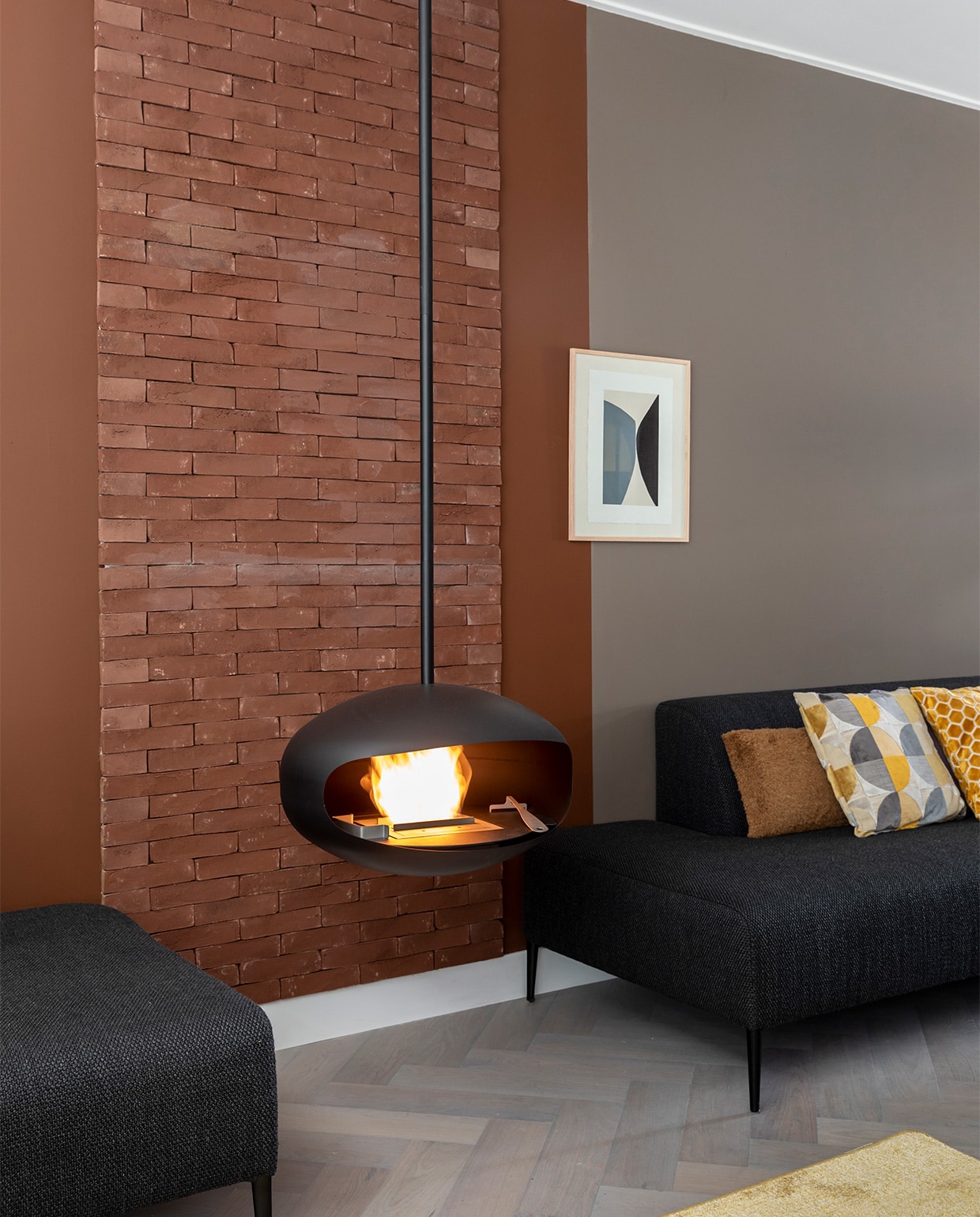 Muur stenen Daring Sienna, achter bank Sweet Umber, bij Wandstenen Brick van vtwonen, steenstrips, prijs op aanvraag (douglas-jones.nl). Massief eikenhoutenmet olie, Aluminium tussenwand met deuren prijs op aanvraag (gewoongers.nl). erisde haard € 129,- v€ 309,- € 249,- -,, op maat gemaakt in kleur Chambray Mustard,p per stuk € 13,90,Overig privébezit. JA | vtwonen weer verliefd op je huis | seizoa en 13, aflevering 8  styling Fietje Bruijn | fotografie Margriet Hoekstra