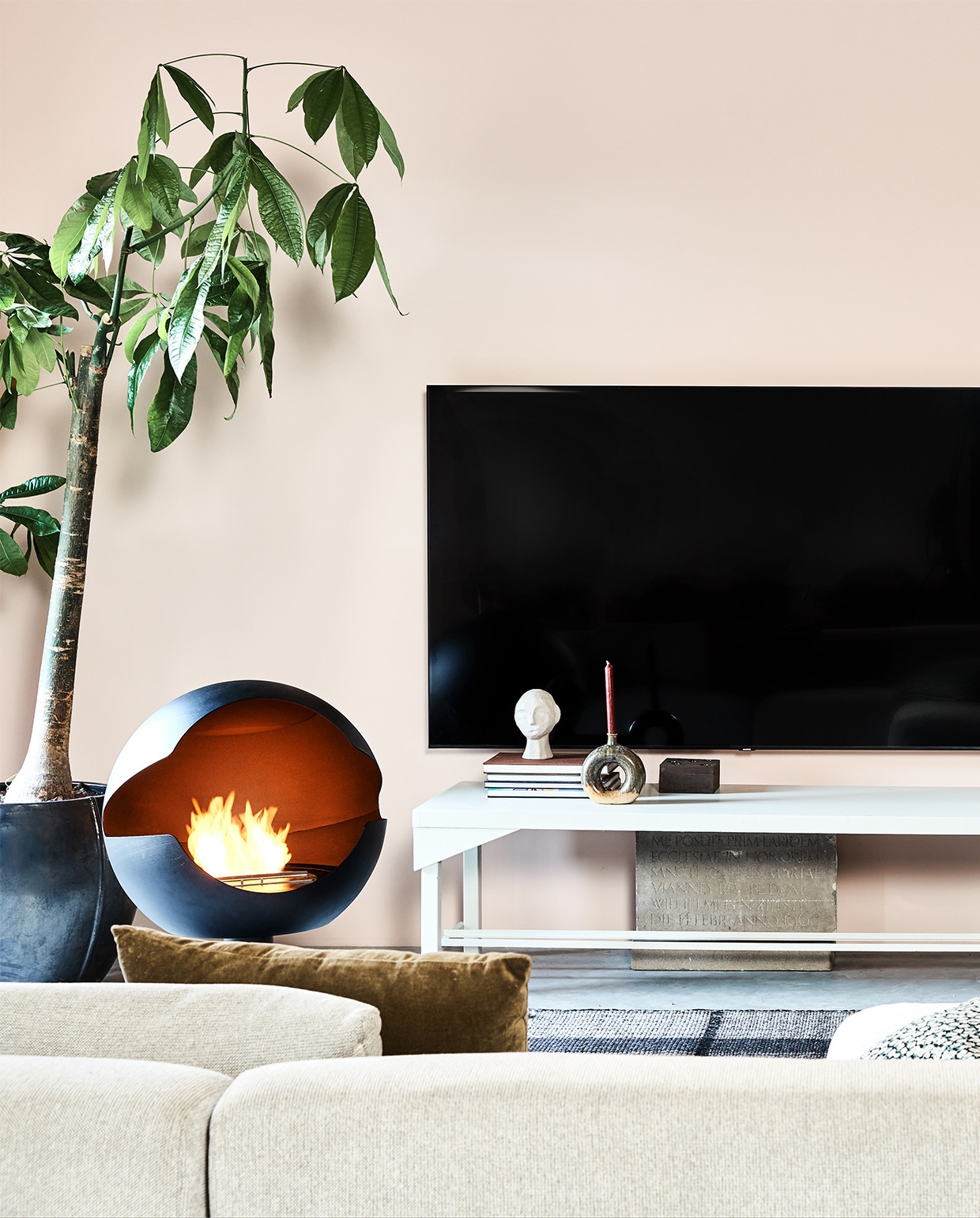 Televisie Samsung 82TU8000, 82 inch € 1349,- (samsung.nl). Sidetable, 59x248x50 cm (dxbxh), prijs op aanvraag (combitex.nl). Bio-ethanol haard Vauni, 60x58x90 cm (bxdxh) € 3195,- (haardcenter.nl). Zandkleurige aardewerken lampenvoet Boho, 58 cm (h) € 189,-, handgemaakte lampenkap Boho Abaca, 28×56 cm (Øxh) € 179,-, donkergroen velvet kussen, 60×40 cm (bxh) € 29,95, kussen met bloemenprint van by Doris voor HKliving, 35×60 cm (bxh) € 37,95, wit kunstwerk Brutalism, 123×163 cm (bxh) € 595,-, groene glazen bijzettafel Hk-mta2860 gebruikt als vaas € 229,- (hkliving.nl). Ronde vaas van Bloomingville, hier gebruikt als kandelaar, 19,5 cm (h) € 36,95, ecomix gerecycled papier-maché hoofd van vtwonen, 20 cm (h) € 34,95, houten blokkandelaar van vtwonen, 15x15x7,5 cm (bxdxh) € 19,95, donkerrode vaas van Pols potten, onderdeel van set van 3 € 220,-, bruine glazen vaas Belise, 11×18,5 cm (Øxh) € 39,90, crèmekleurig kussen van Bloomingville, 40×40 cm € 49,90 (vtwonen.nl). Karpet Jazz, 160×230 cm € 415,- (zuiver.nl). Plaid op de bank, 140×190 cm € 35,99 (zarahome.com). Ecru wollen vloerkleed, 80×130 cm (ottomania.nl). Overig privébezit. JA | vtwonen 02-2022 | styling Esther Jostmeijer | fotografie Bart Brussee