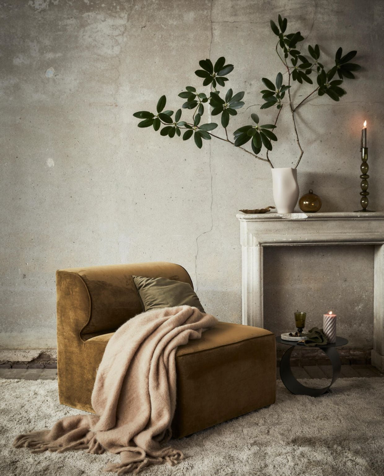 Fauteuil € 1349,- (meijerenfloor.nl). Wollen plaid € 99,99, gouden dienblad in de vorm van blad € 17,99 (zarahome.com). Groen fluwelen kussen € 65,- (bolia.com). Bijzettafel € 401,-, vloerkleed 300×200 € 1750,- (kasstoor.nl). Antieke schouw € 650,- (oudebouwmaterialen.nl). Vaas € 24,99, marmeren dienblad € 19,99, stompkaars € 4,99, servet, set van twee € 9,99 (hm.com). Handgeblazen kerstbal € 22,50, groene glazen kandelaar € 40,-, groen glas € 19,95 (paviljoennoord.com). vtwonen 12-2020 | fotografie Jeroen van der Spek | styling Danielle Verheul