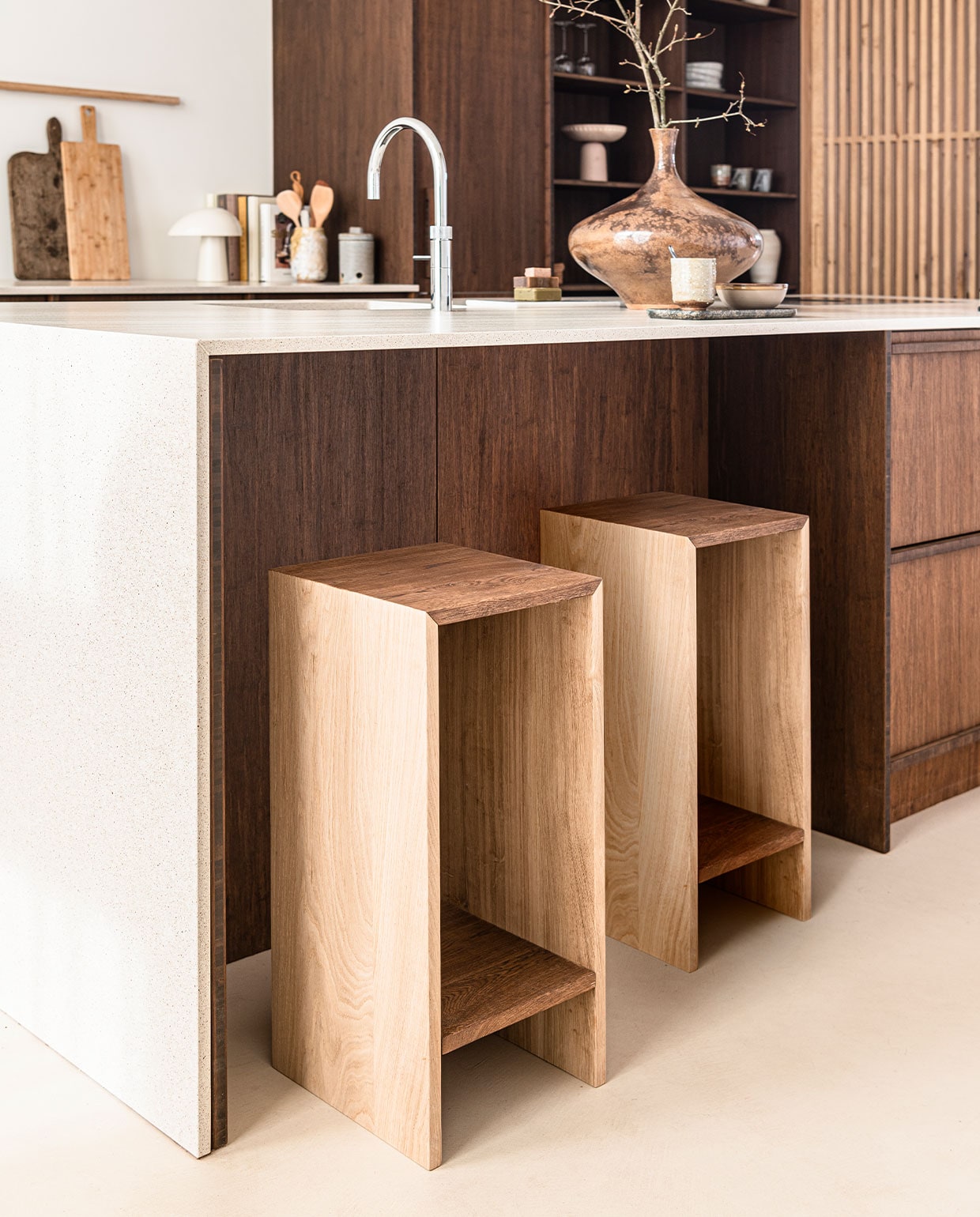 Landelijke barkruk, Keuken ontworpen door Avenue Design Studio, prijs op aanvraag (avenue-designstudio.com). Marmeren serveerplank van HKliving € 22,95, servies van Serax uit serviesset, 12-delig € 199,-, voorraadpot Hazel van Bloomingville, 11×18 cm (Øxh) € 21,90 (vtwonen.nl). Overig privébezit. vtwonen 11-2021 | styling Kim van Rossenberg | uitvoering Richard van Meerveld | fotografie Sjoerd Eickmans