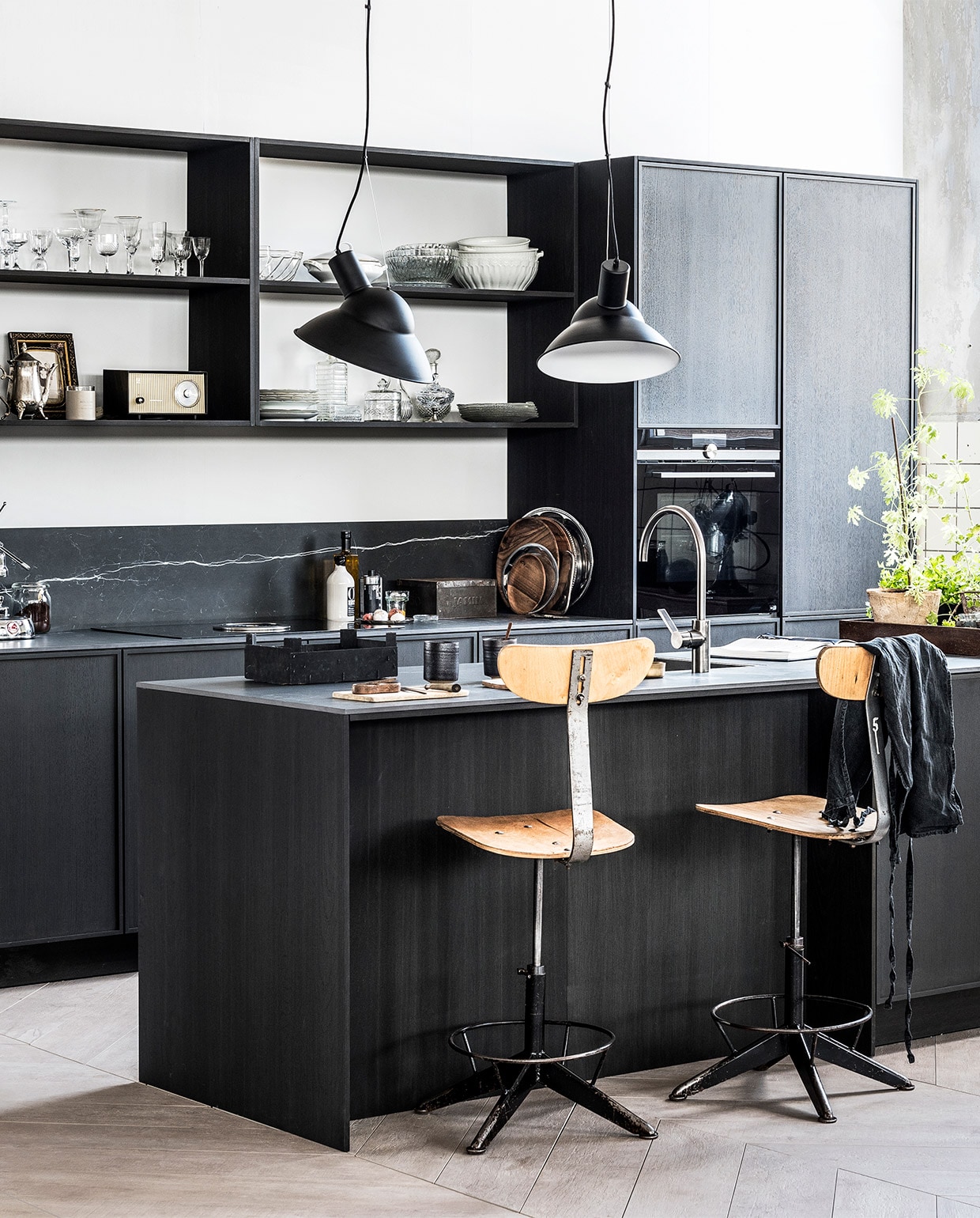 Industriële barkruk, Dit is de . Mandemakers Keukens (mandemakers.nl), dezaakdesign.nl (ventilator, fotolijst, sidetable, zwarte bol), koffiewarenhuis.nl , (pistonmachine van La Pavoni), restored.nl (mokken), brutamsterdam.nl (krukken). Overig privébezit. JA | vtwonen 10-2019 | styling Kim van Rossenberg  | fotografie Sjoerd Eickmans