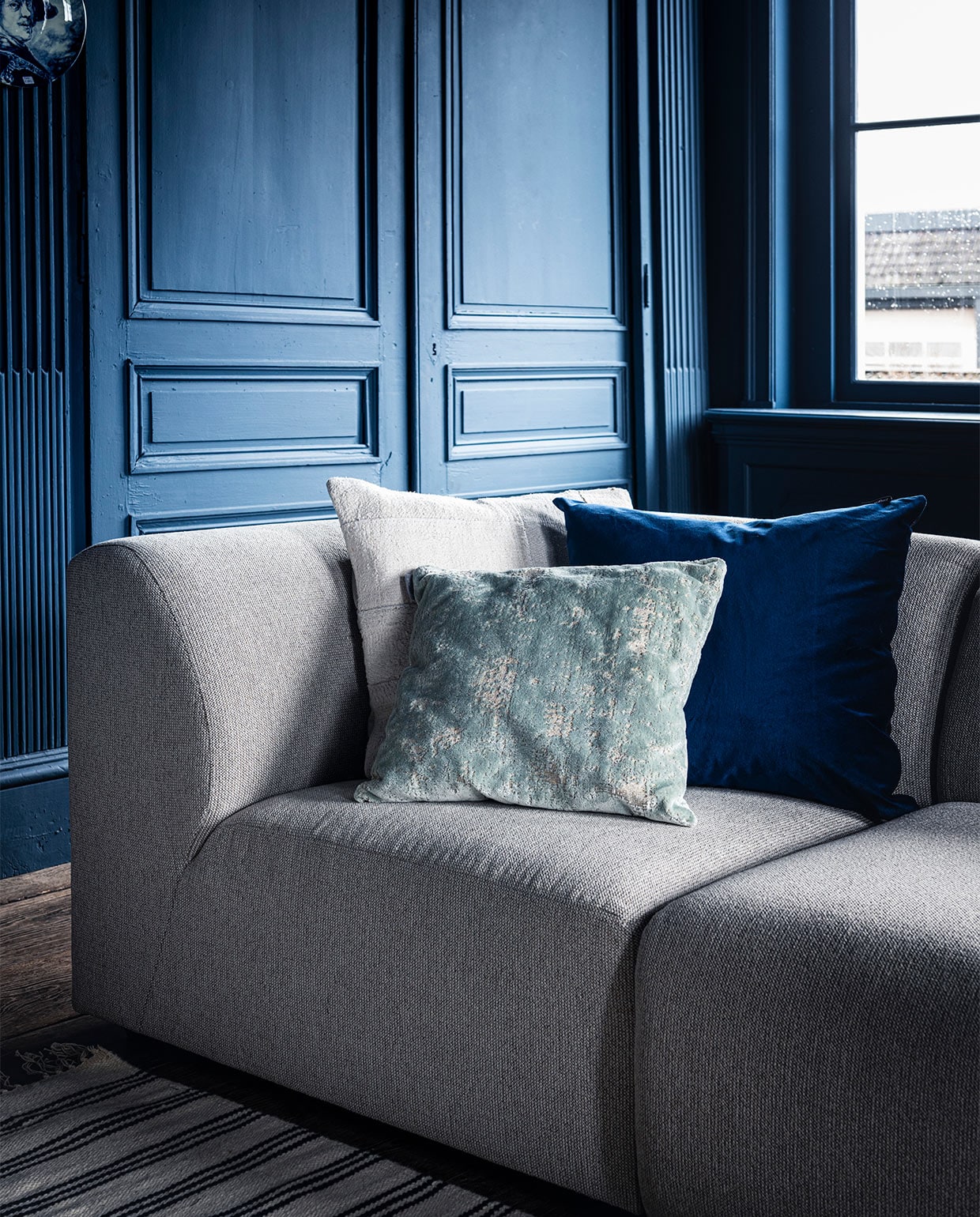 Bank Jax van HKliving, element vanaf € 499,- (vtwonen.nl). Wit kussen van Mrs.me € 99,- (homestede.nl). Blauw kussen € 49,-, ecru kussen € 49,-(couleurlocale.eu). vtwonen 07-2020 | styling Liza Wassenaar | fotografie Sjoerd Eickmans