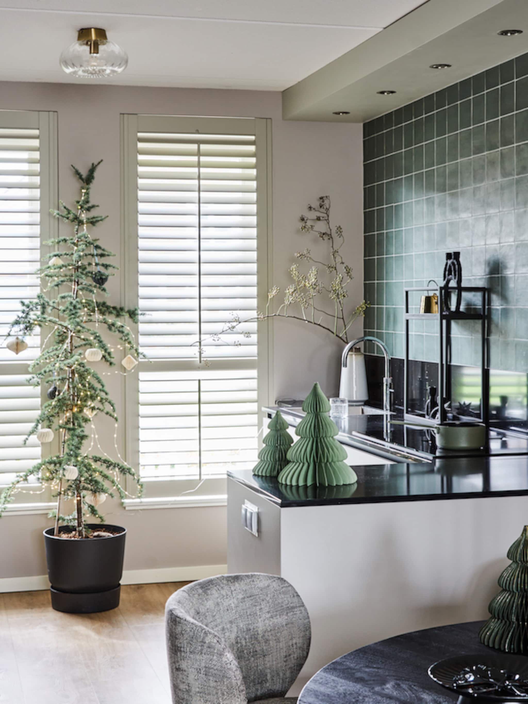 binnenkijken in een stoere moderne woonkeuken met groene wandtegels