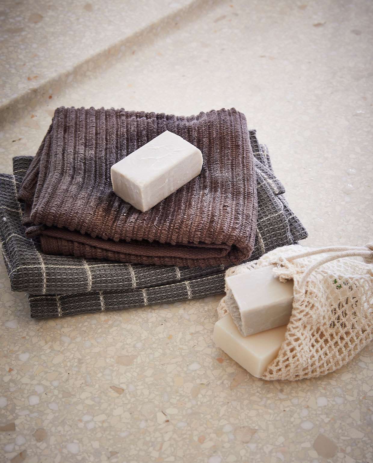 Bio ruit vaatdoek – groen – 2,50 (Dille &amp; Kamille), vaatdoek – bruin – (Mijn Stijl), zeep terre de Somieres anti vlek – klei – 3,95 (Dille &amp; Kamille), anti vlekkenzeep Marsiglia – wit – 80g – 3,95 (Dille &amp; Kamille), zeepzakje – katoen – 10 x 15 cm – 1,95 (Dille &amp; Kamille), styling Studio Marit Saladini | fotografie Peggy Janssen | stylingassistentie: Paolo Roseti
