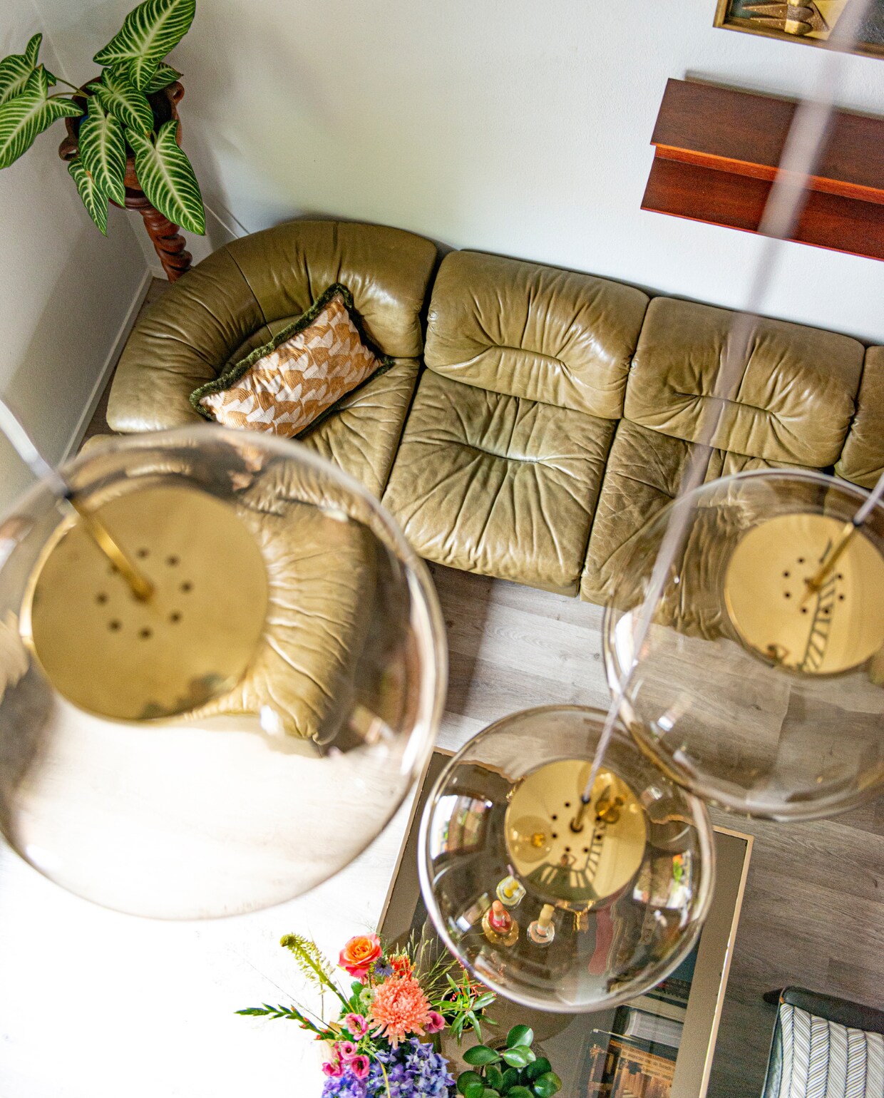 Bank de Sede, bijzettafel Belgo Chrom, lampen Glashütte Limburg, kussen Mippies, plank Wilhelm Renz, kunst in Maison Jansen-stijl, overig onbekend. NEE | vtwonen 11-2022 | Productie @debinnenkijkers | Styling Jeske Weel | Fotografie Caroline Coehorst | Tekst Chris Muyres
