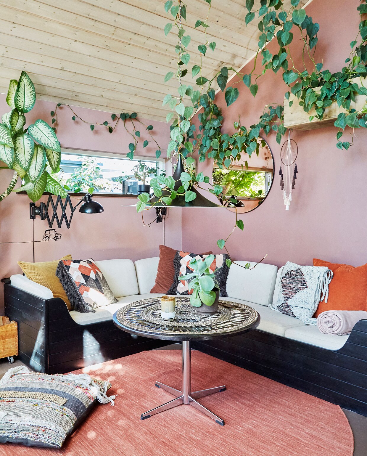 Salontafel Fritz Hansen. Vloerkleed Carpetvista. Hanglamp Fog &amp; Mørup, vergelijkbare scharnierlamp vtwonen. Kleurcode muurverf NCS S 4020-Y70R. Overig onbekend of vintage. vtwonen DIY special 3 | Styling Rikke Graff Juel | Fotografie Anitta Behrendt | Tekst Christine van der Hoff