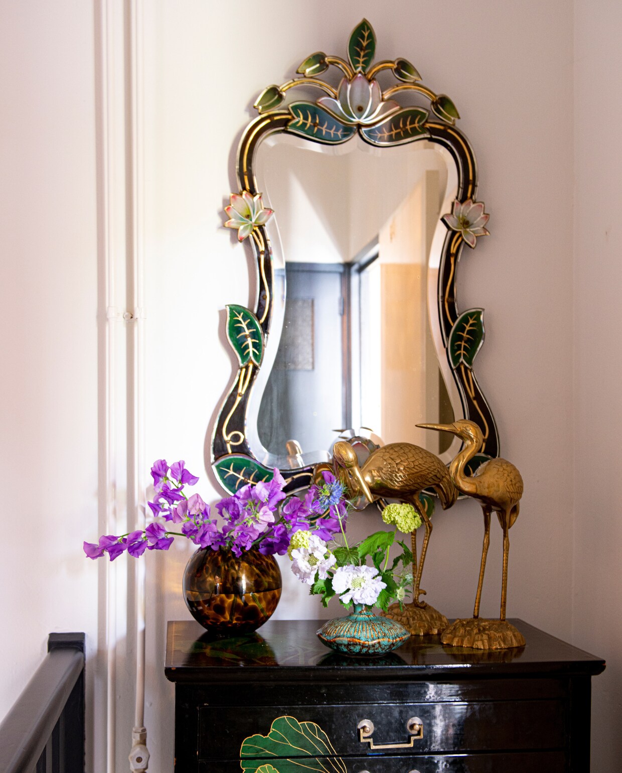 Spiegel van Murano-glas uit de jaren 50, messing vogels gevonden in Duitsland, Chinese ladekast uit circa 1950, vaasjes van De Bloemenwinkel. NEE | vtwonen 11-2022 | Productie @debinnenkijkers | Styling Jeske Weel | Fotografie Caroline Coehorst | Tekst Chris Muyres