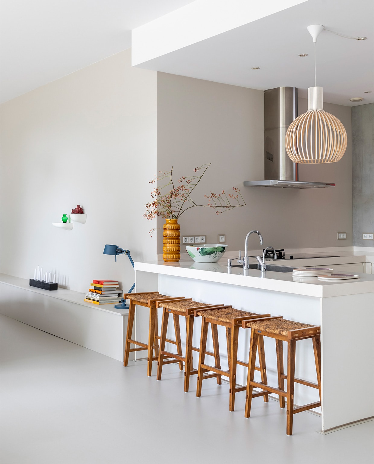 Hanglampen Vertigo van Petite Friture, per stuk € 995,-, eettafel Slot van Studio Henk € 3420,-, hoekbank Rego van Leolux € 6270,-, op de eettafel bruine kan van HKliving € 32,95, bruine pot van 101Copenhagen € 58,-, gekleurd bord van HKliving € 13,95, rustiek dinerbord van HKliving € 17,95, keramieken bord van HKliving € 11,95, perzikkleurig bord van HKliving € 11,95, roze/lila dinerbord van HKliving € 19,95, ornament Natural Feather van Kersten € 28,95, aardewerken vaas Oak van Dinnerware € 49,95, plaid Check Out € 185,-, barkrukken Catterpillar van d-Bodhi, per stuk € 229,- (eijerkamp.nl). Eetkamerstoel 98 Bordeaux van Panton € 295,-, eetkamerstoel Catch van Bepurehome € 179,-, eetkamerstoel Result Chair van Hay € 269,- (vtwonen.nl). Houten wandafwerking FB02 Concreta, prijs op aanvraag (decolegno.nl). Vloer Marmoleum click Walton in de kleur Titanium (woninginrichting-aanhuis.nl). Vloerkleed Rodi van Cunera € 765,- (cunera.nl). Wandlamp Bolt van Tonone € 245,- (tonone.nl). Overig privébezit. vtwonen weer verliefd op je huis seizoen 15, extra aflevering 5 | styling Frans Uyterlinde | fotografie Margriet Hoekstra