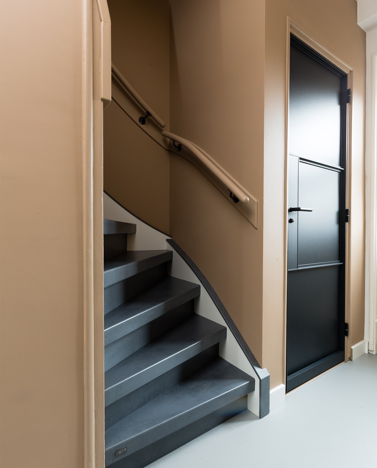 Kleur op de muur ‘Bakery Brown’ FlexaTrap ‘Blue Steel’ UpstairsDeur GewoonGersHanglamp bamboe vtwonenSchoenenkast EijerkampKapstok HousevitaminSpiegel zwart HousevitaminOverig privébezit vtwonen weer verliefd op je huis | seizoen 12, aflevering 7 | styling Eva van de Ven | fotografie Barbara Kieboom