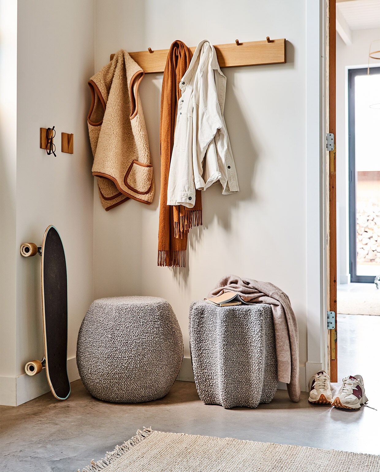 Poef Soft Bubble en Soft Star van de vtwonen collectie. vtwonen 02-2022 | styling Marlies Does | fotografie Bart Brussee | productie Tanja Saarberg