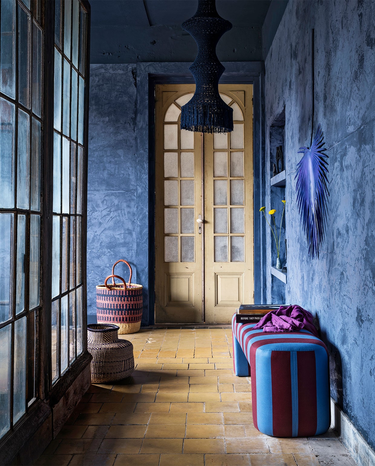 Op de muur krijtverf Majestic Cloth met verftechniek Marrakech Walls per liter € 111,25, op plafond krijtverf Majestic Cloth per liter € 39,90 (pure-original.nl). Gestreepte bank, 140x40x45 cm (bxdxh) € 389,- (hkliving.nl). Gehaakte lamp, 125 cm lang € 340,- (elpelut.com). Mand met hengsels, 71×44 cm (hxØ) € 104,50, mand vaasmodel, 48×48 cm (hxØ) beide handgemaakt in Ghana (basket­beadsbasics.nl). Op de muur palmblad € 71,- (polspotten.nl). In de nis vaasje € 15,- (fermliving.com). Kandelaar van House Doctor € 39,90 (vtwonen.nl). Incabeeldje van Madam Stoltz € 6,25 (deens.nl). JA | vtwonen 10-2020 | styling Marianne Luning | fotografie Stan Koolen