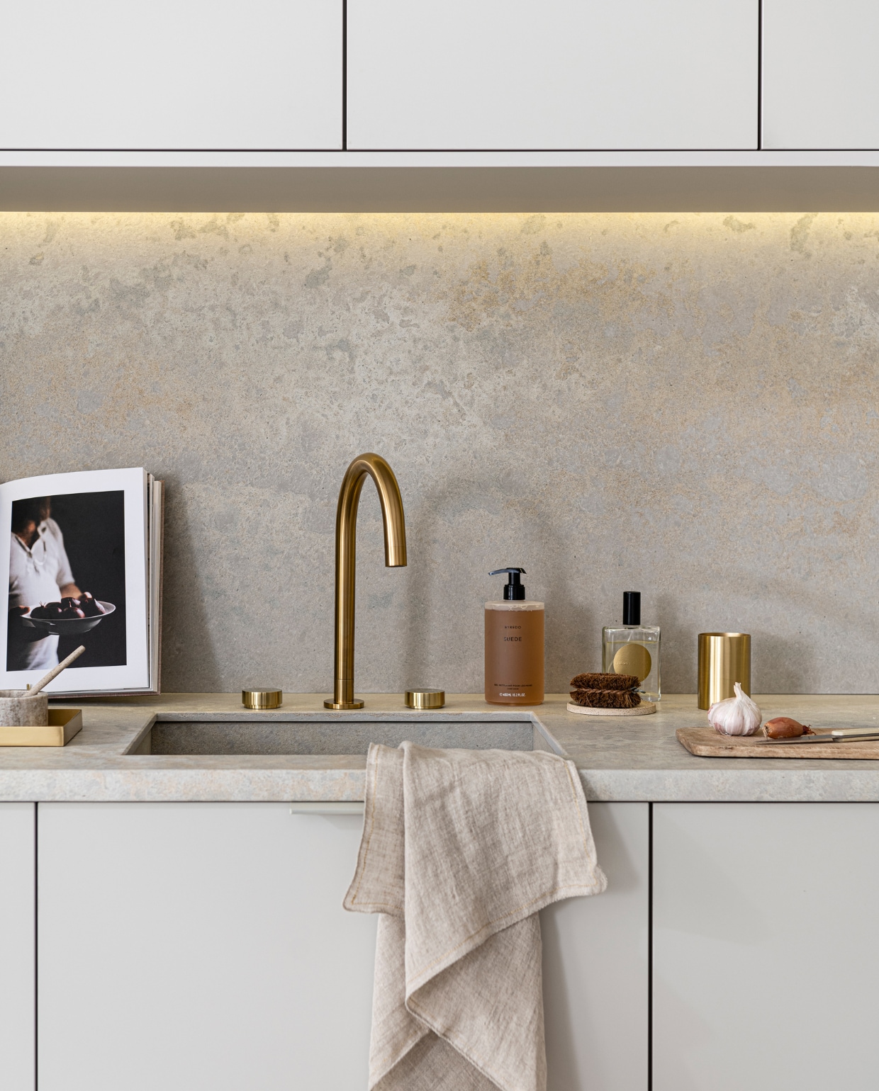 vtwonen keuken Basic Greige met Caesarstone werkblad. Overig onbekend. vtwonen catalogus 2022-10 | styling Kim van Rossenberg | fotografie Sjoerd Eickmans