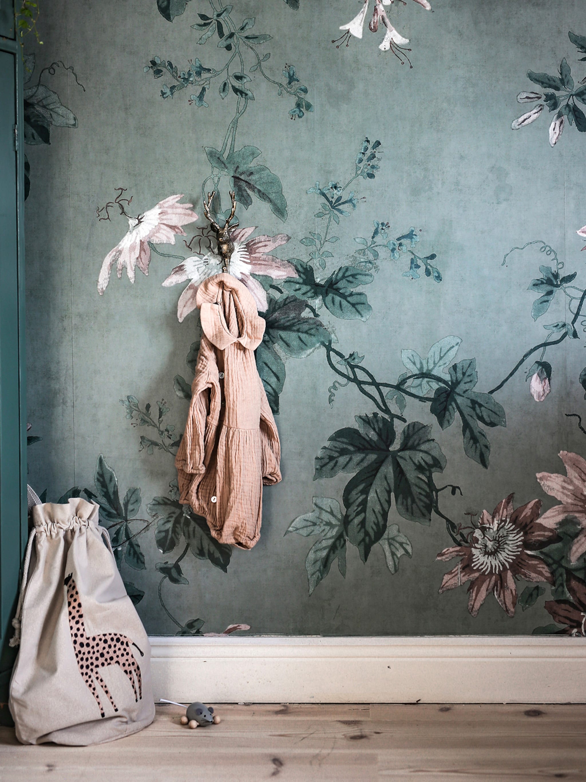 kleur de muren met bloemetjesbehang