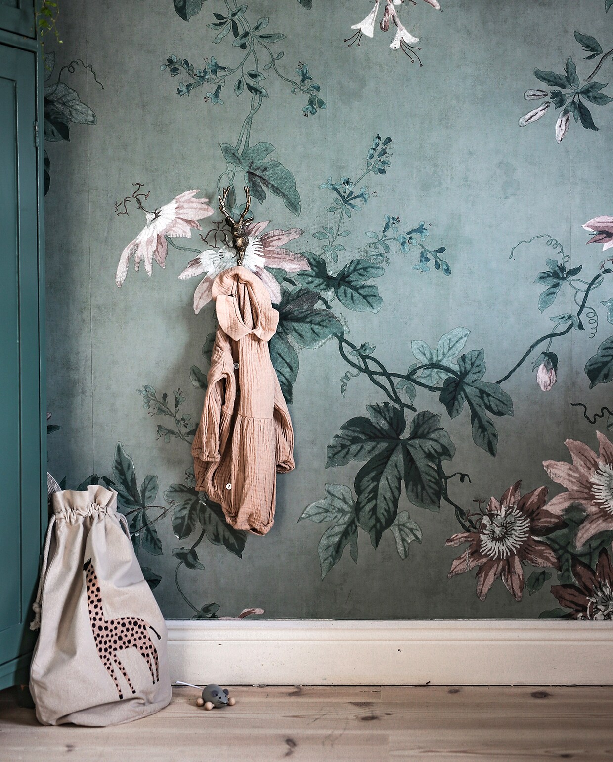 Behang op maat Faded Passion Green (sandbergwallpaper.com). JA | vtwonen special 03-2020 | styling Danielle Verheul | fotografie Sjoerd Eickmans