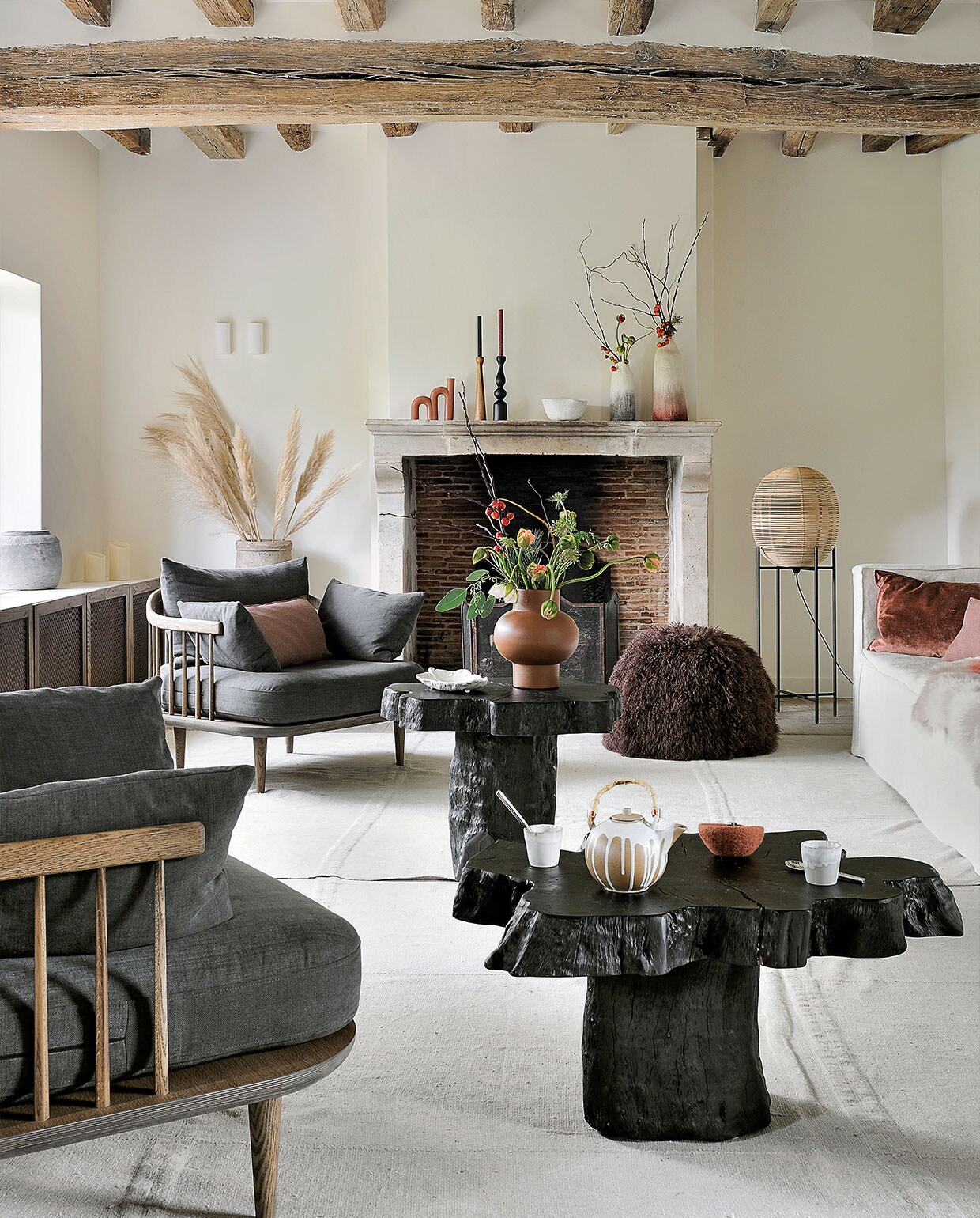 Fauteuils Fly Space Copenhagen voor &amp;Tradition. Bijzettafels Opiki AM.PM. Poef Bulle Maison de Vacances. Vloerlamp Sari Vincent Sheppard. Vaas Bulbe en kandelaren Kinta Atelier Germain. Theepot, mokjes, kom en boogkaars Fleux. Vloerkleden HKliving. Vilten kom en hoge vazen Muskhane. Overig onbekend. vtwonen special binnenkijken 03-2022 | fotografie Frenchie Cristogaton